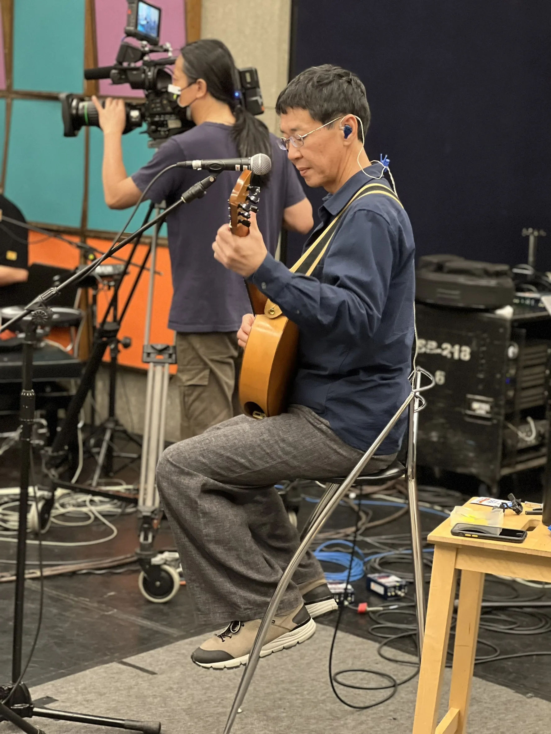 10年前,林生祥委託造製琴師劉志偉製造六弦月琴、川畑完之(Kanaji Kawabaka)製作電月琴,量身訂作出一把獨一無二的月琴,月琴也成了樂迷辨認林生祥的符號。 圖/<a href=