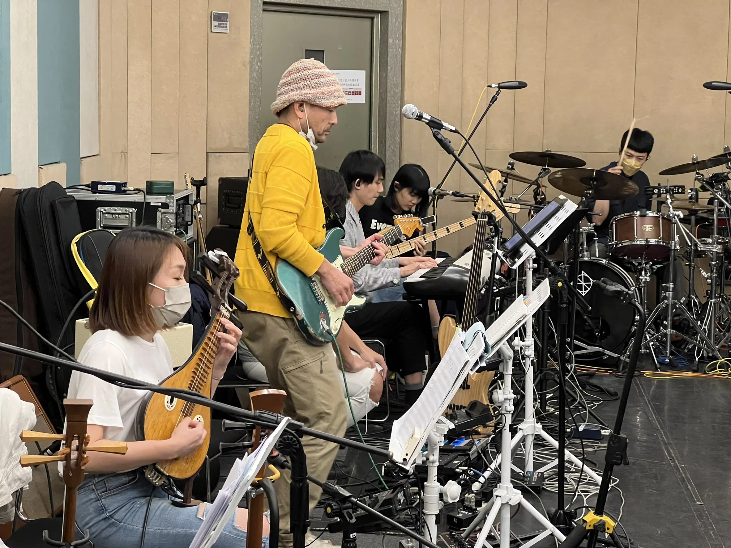生祥樂隊首次與大象體操跨時代合作,大家為了3/19(星期六)晚上的演唱會加緊團練。 圖/<a href=