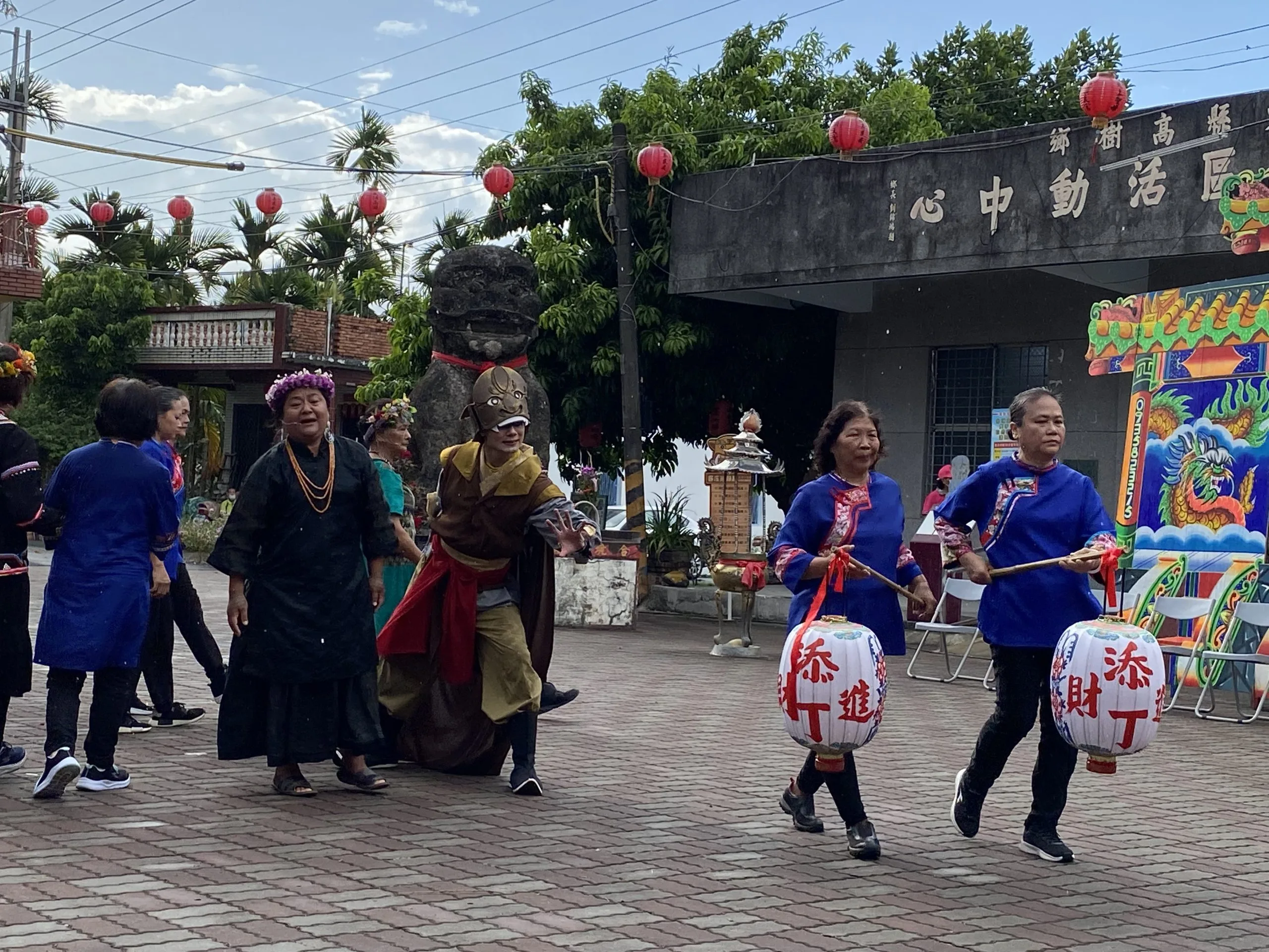 邀請不僅是客家鄉親加入劇場表演，還有原住民等族群一起多元演出，十分精彩。