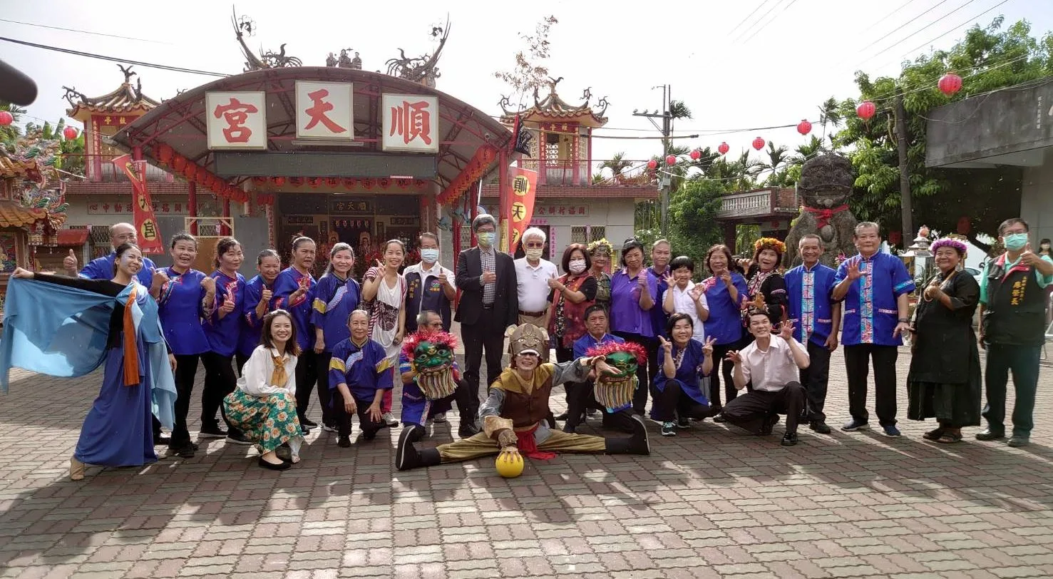 右堆高樹的順天宮廣場演出劇場《關》，演員們和楊長鎮大合影。