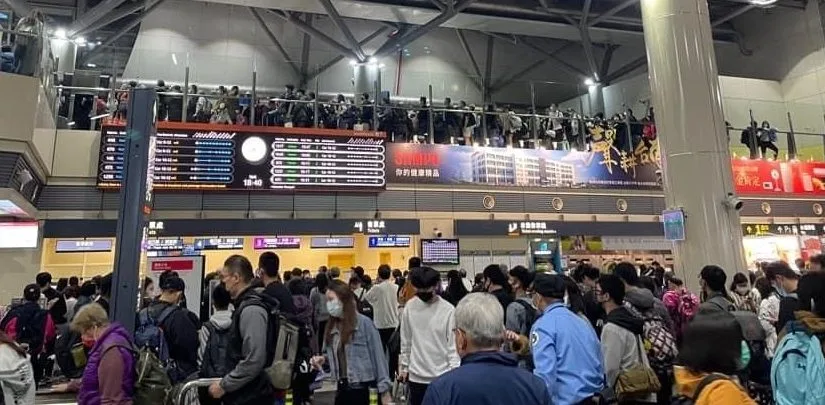 台南高鐵站也塞爆人潮。翻攝爆料公社