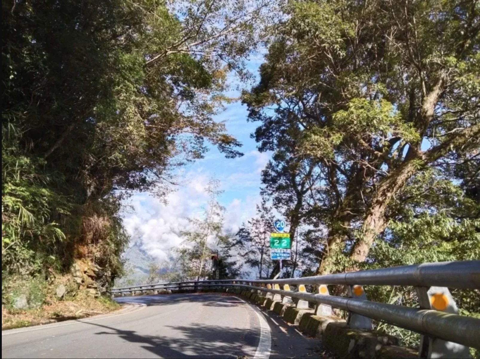 山景綺麗險峻，是南橫的特色，但也讓工程人員在施工時更加艱辛。照片：公路總局甲仙工務段