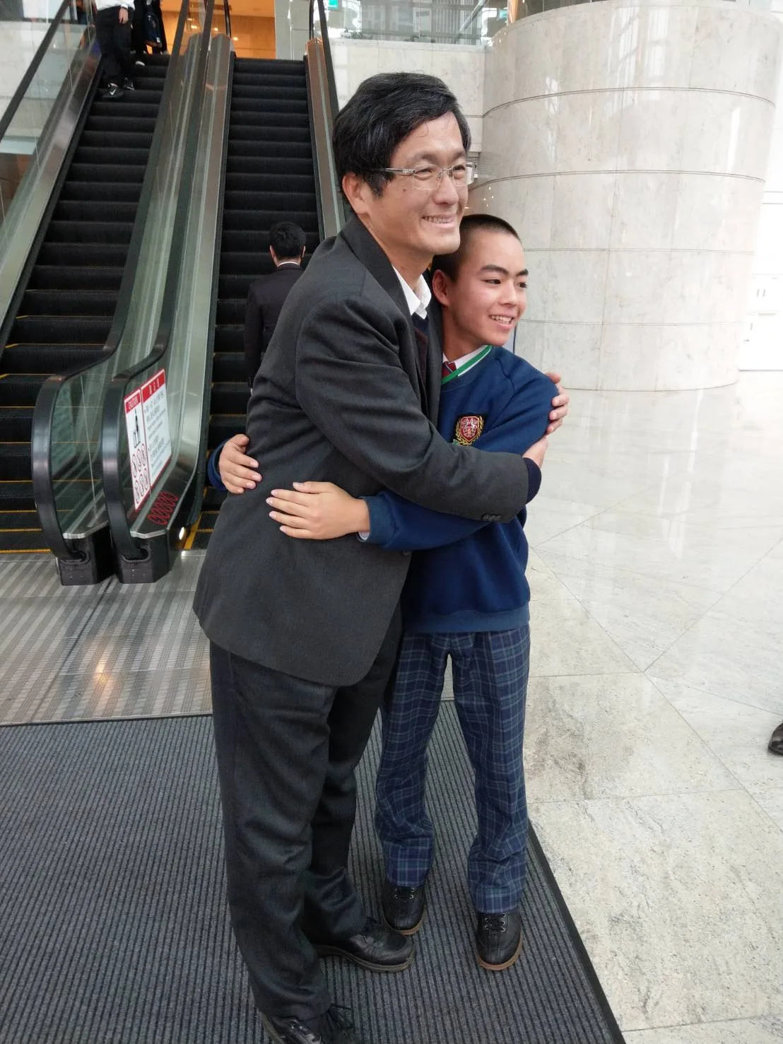 107年時任客委會副主委的楊長鎮（現為客委會主委）與來訪的日本福島縣南相馬市中學，在台北101一樓不捨的互相擁抱。<span class=