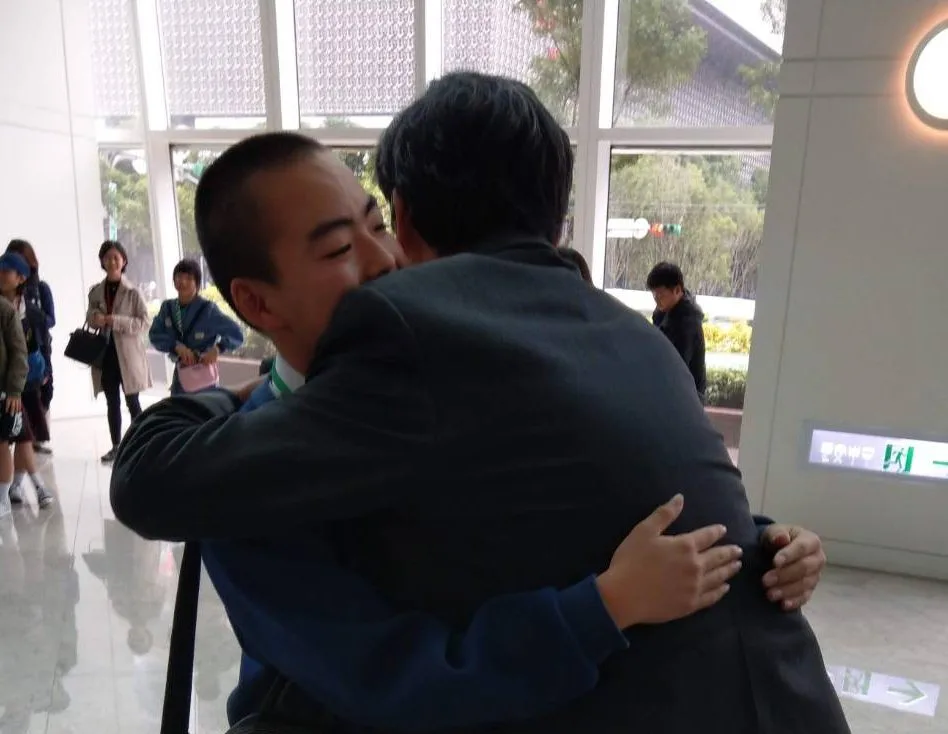 楊長鎮與來訪的日本福島縣南相馬市中學，在台北101一樓互相擁抱。<span class=