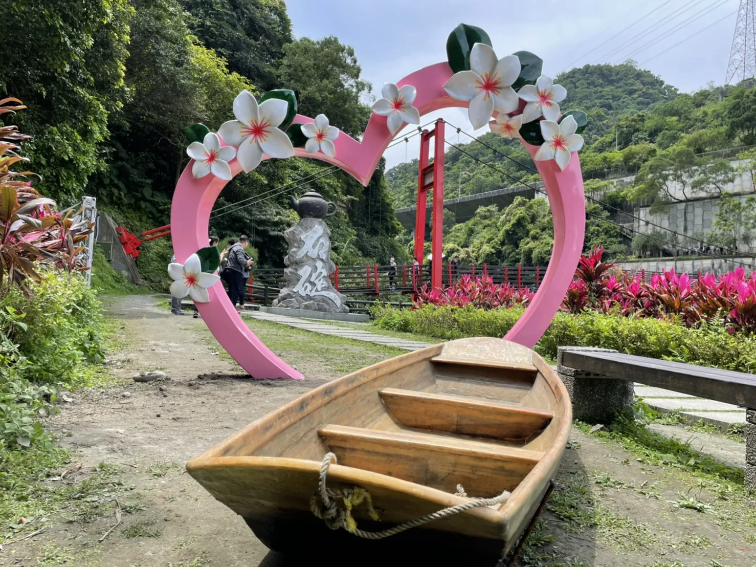 言桐語以石碇泊遊。蝴蝶飛來深坑覓盛開的桐花。圖/新北市客家局粉專。
