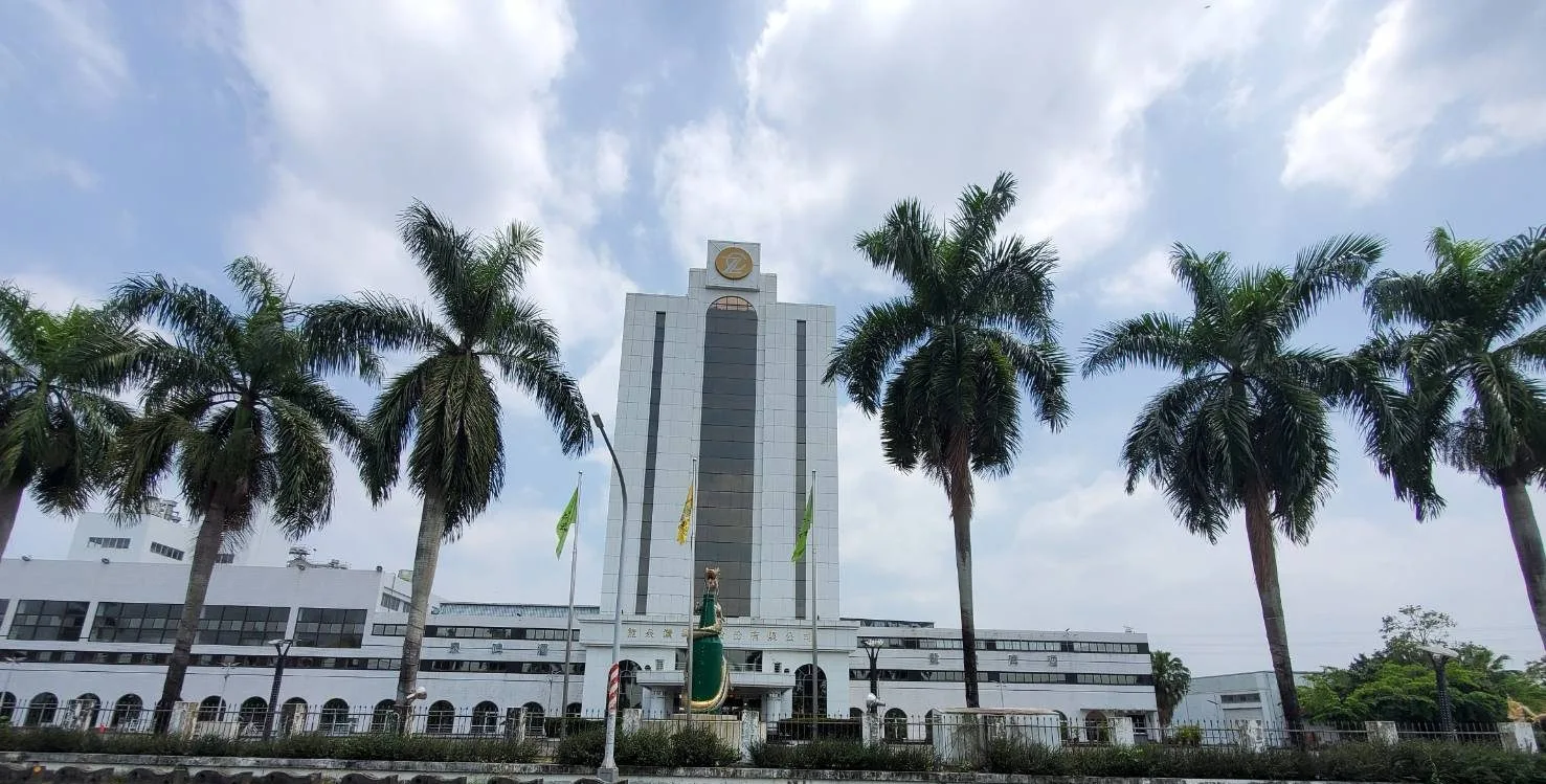 「龍泉觀光啤酒廠」是國內第一家民營啤酒廠，生產啤酒類飲品頗受市場歡迎。