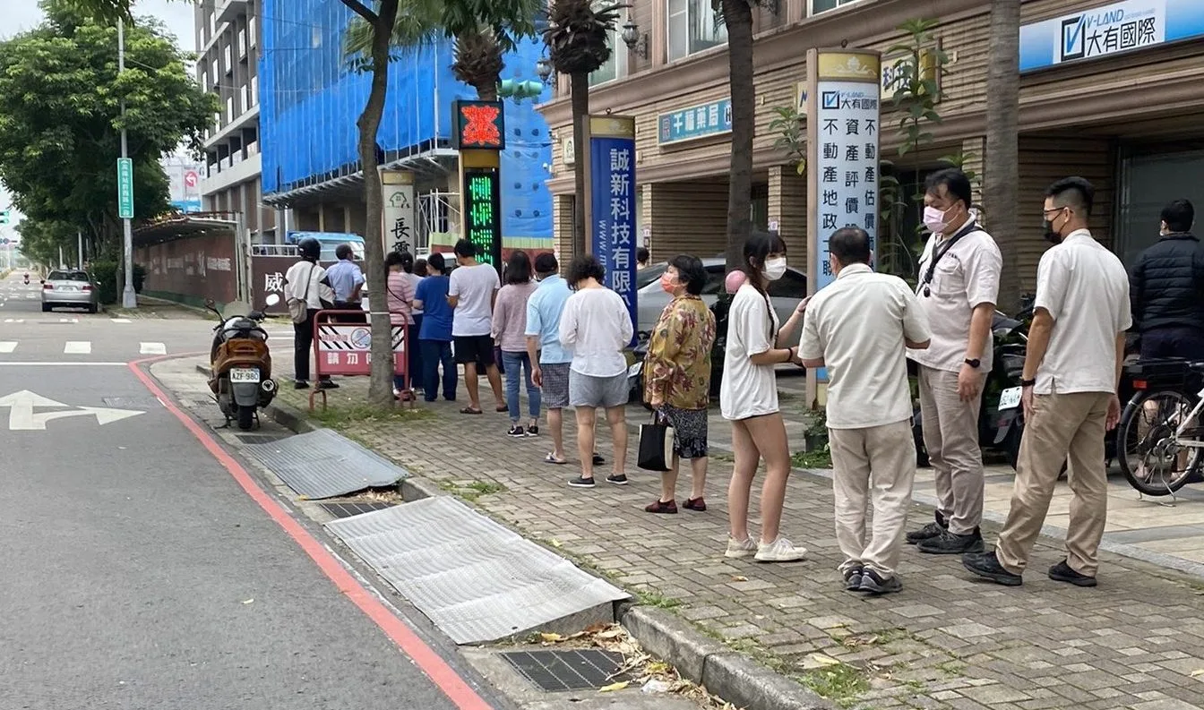 清晨路上無車，只有為了買快篩的排隊民眾。林昌明攝