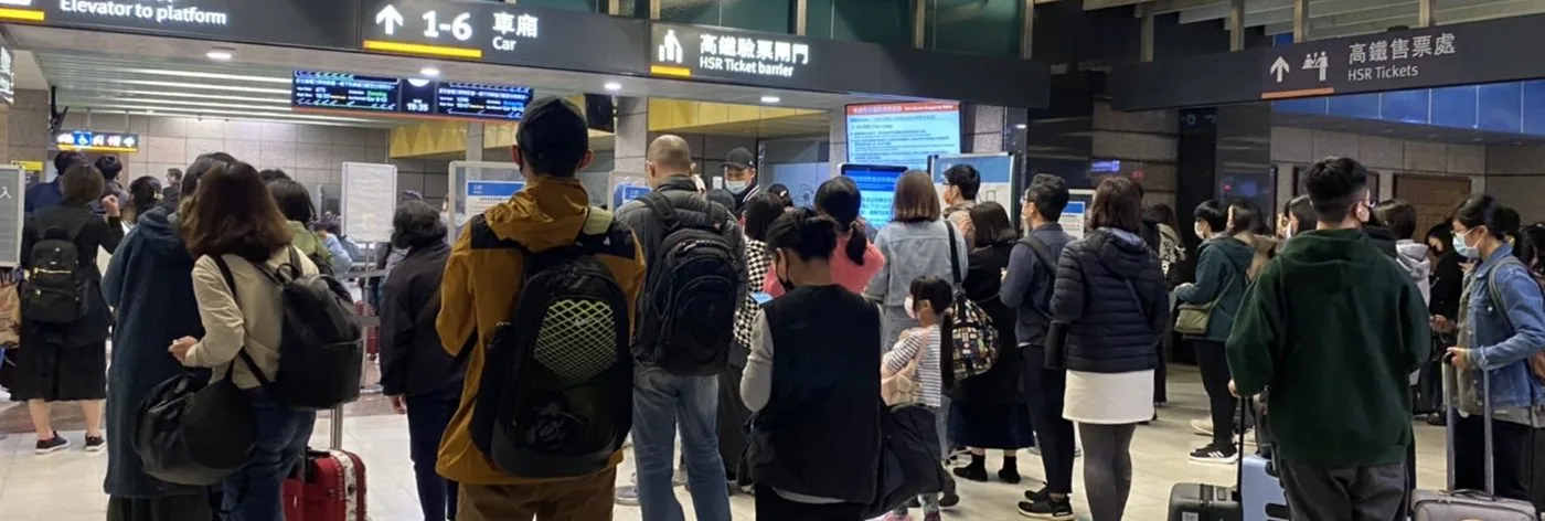 板橋車站入口也擠滿人潮。黃盛源攝