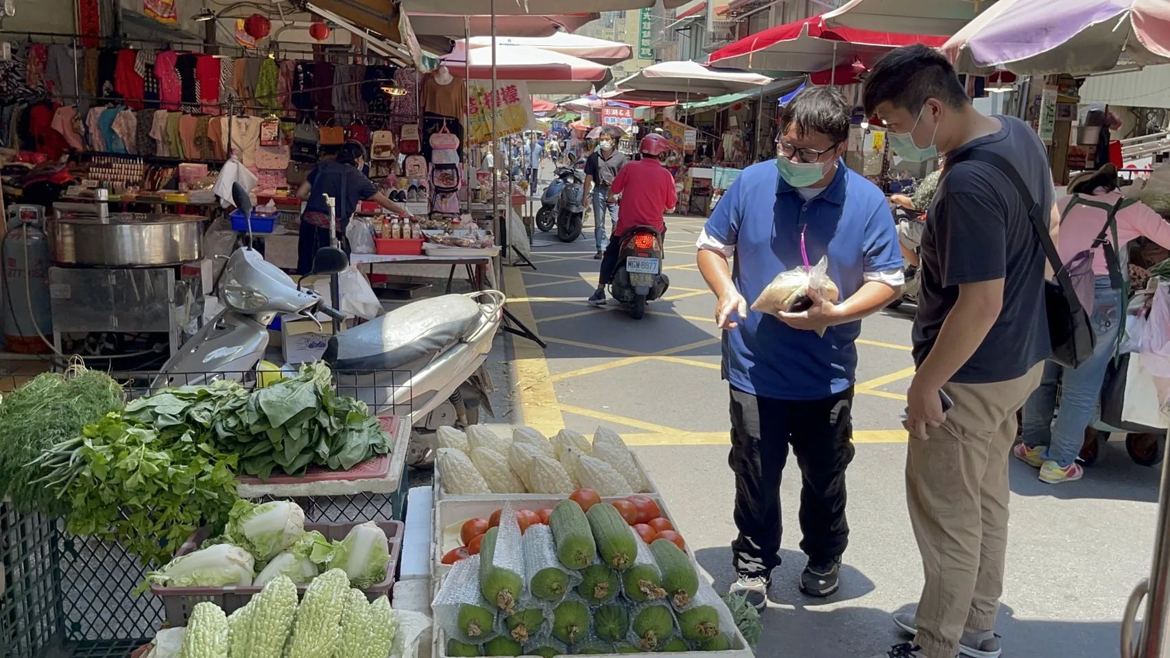 小董帶遊客上市場挑選食材，要煮出一道道的客家菜。楊靜茹攝