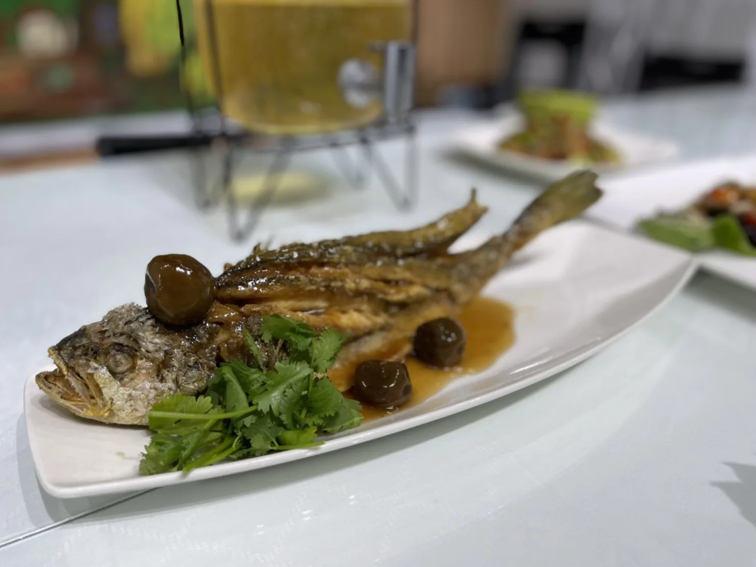 鮮炸魚上點綴著梅子汁，將魚肉的鮮甜徹底提味。楊靜茹攝