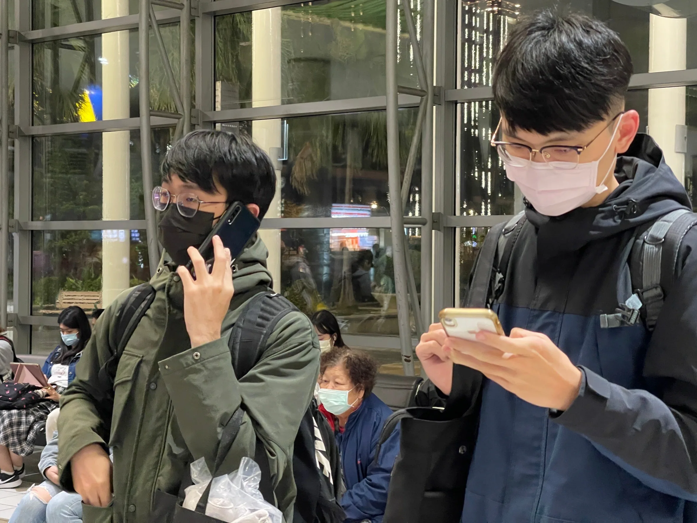 張先生（右）指出，本來車票都訂好了，但現在只能看看有沒有車，先搭自由座，不知何時才能抵達左營。莊勝鴻攝