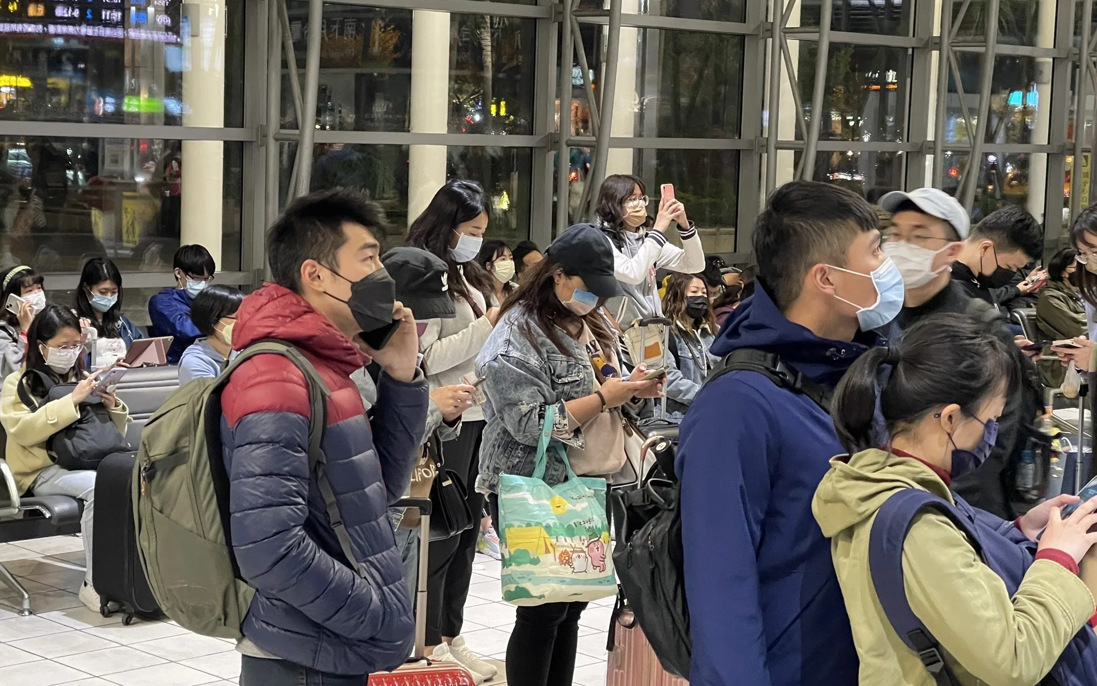 受到東南水泥施工意外影響，高鐵主線供電中斷，全台高鐵列車大誤點，《客新聞》記者高鐵桃園站直擊旅客塞爆大廳。莊勝鴻攝