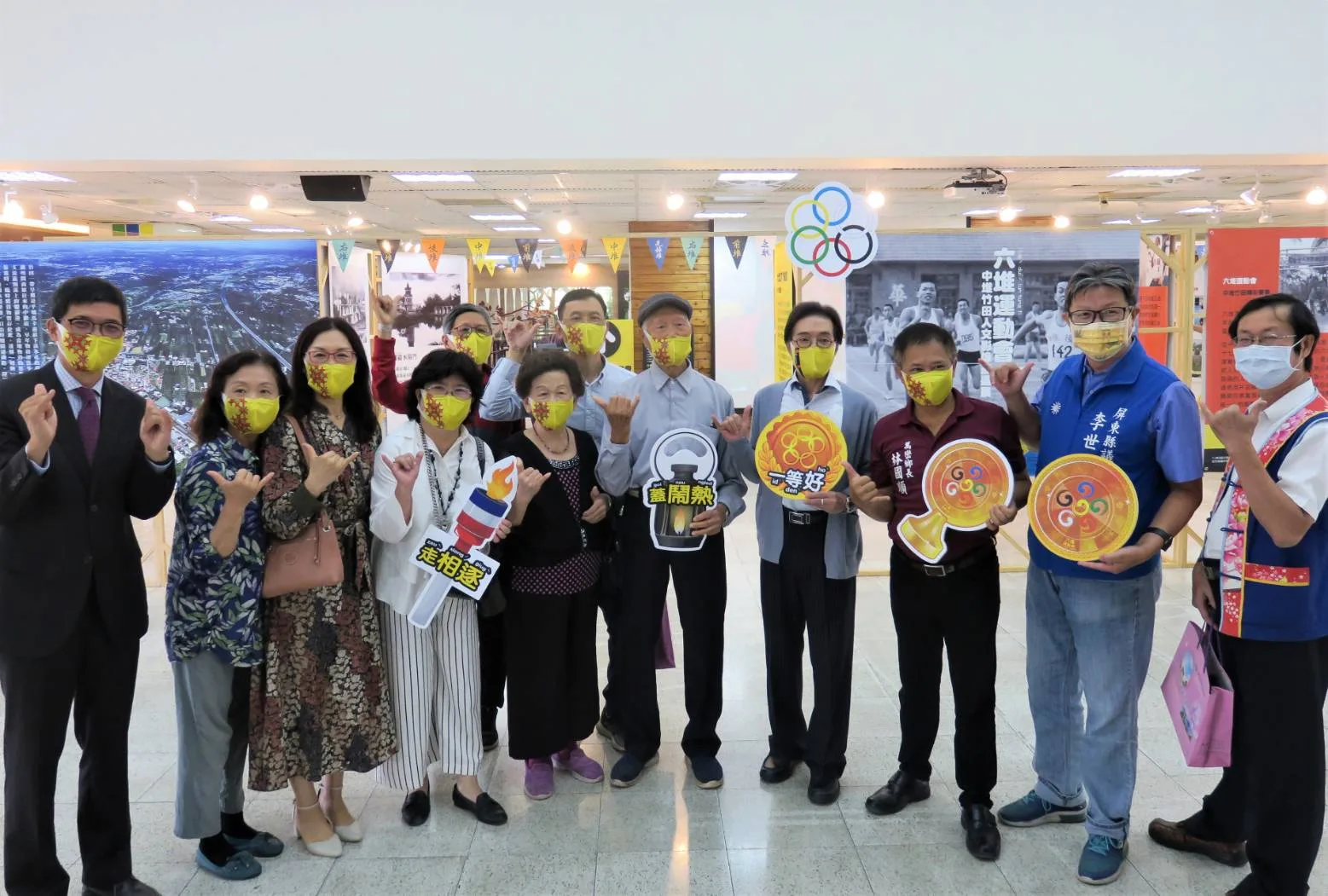 貴賓們一起參觀六堆運動會特展合照。