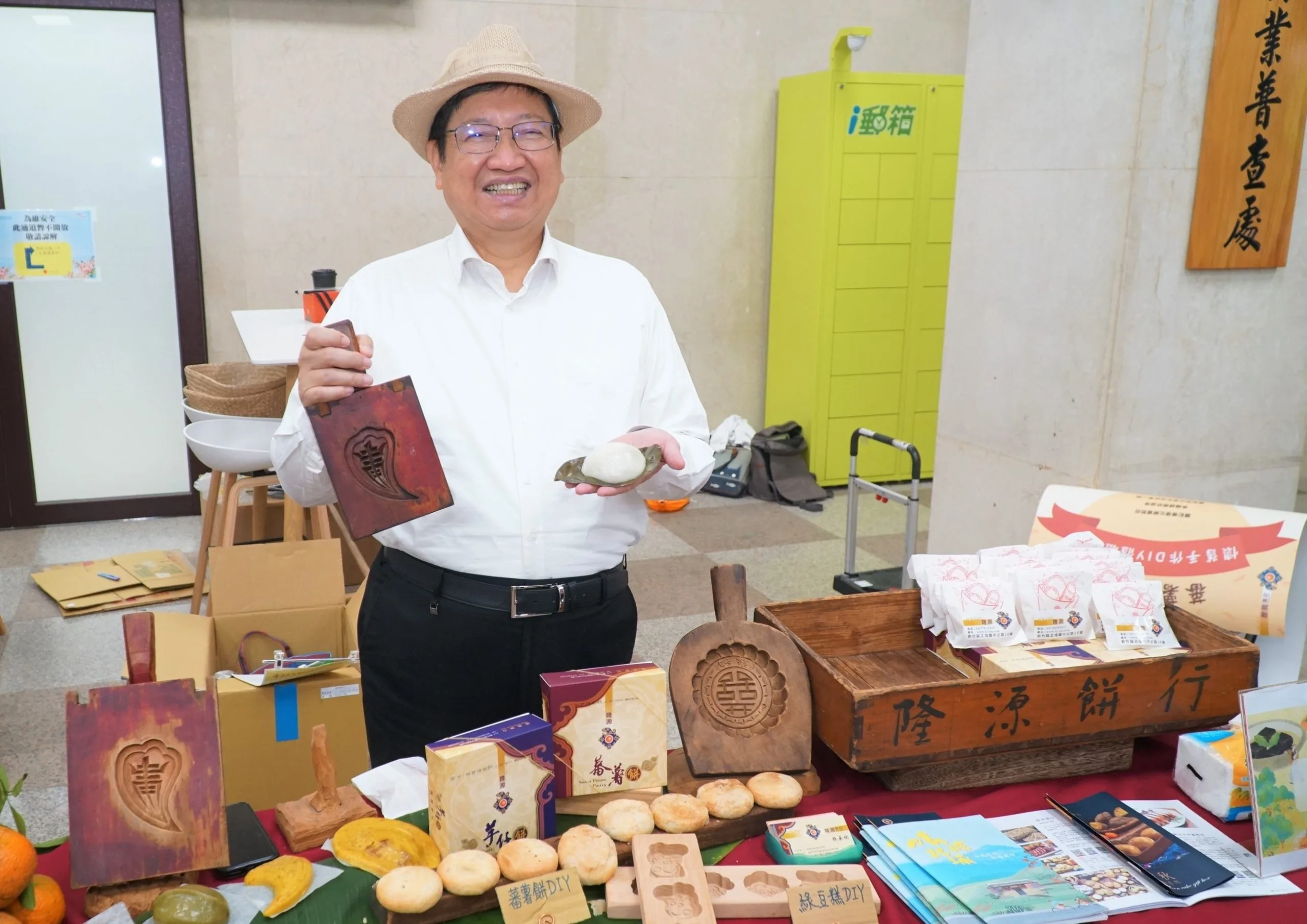 新竹縣政府挖掘蘊含潛力與特色店家,縣長楊文科也為源堂食品行(隆源餅行) 宣傳,共同帶動地方觀光產業發展。新竹縣政府提供。