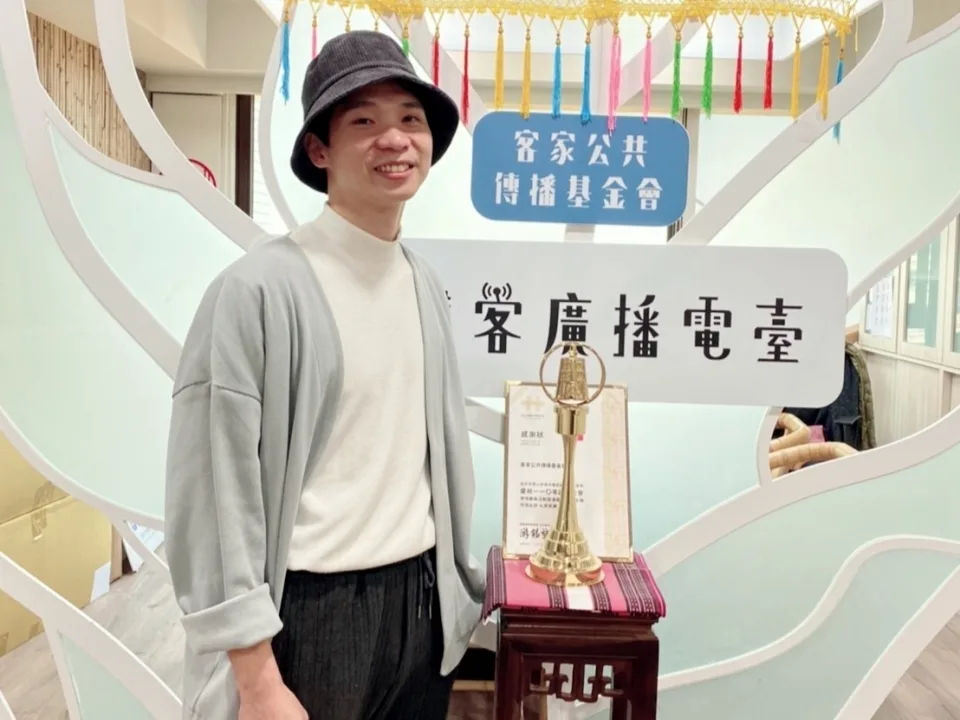 龔德接受講客廣播電臺訪問。資料照片