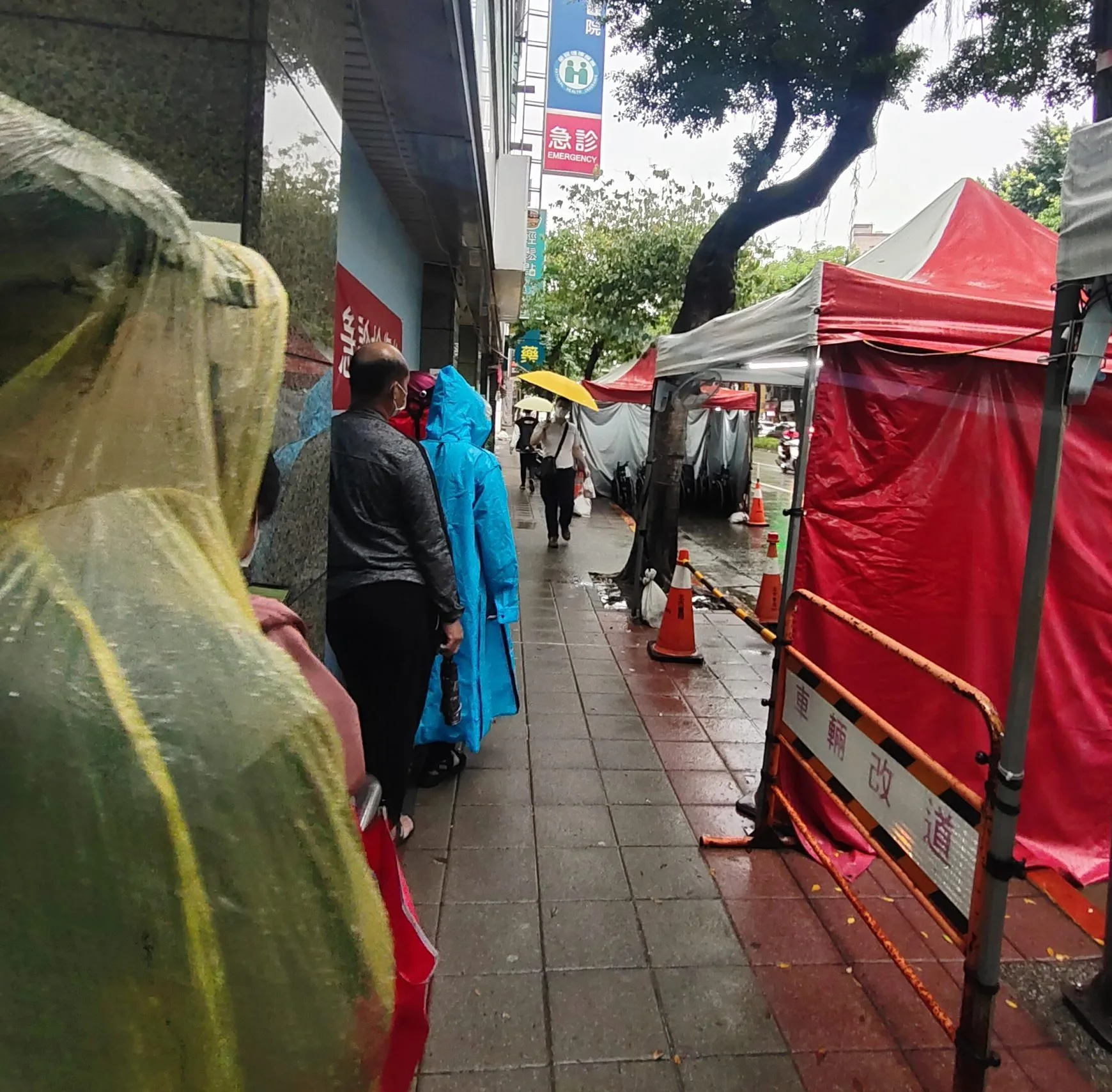 5月11日一早7點不到,沿著西園醫院騎樓,是滿滿的冒雨排隊人龍,每個人手上都拿著快篩陽性的試劑,等待掛號PCR。