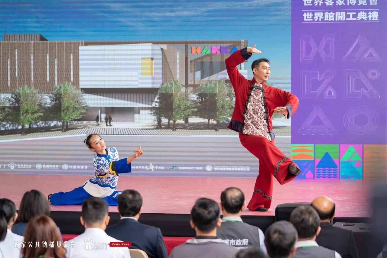 紅瓦民族舞蹈團演出。范修語攝