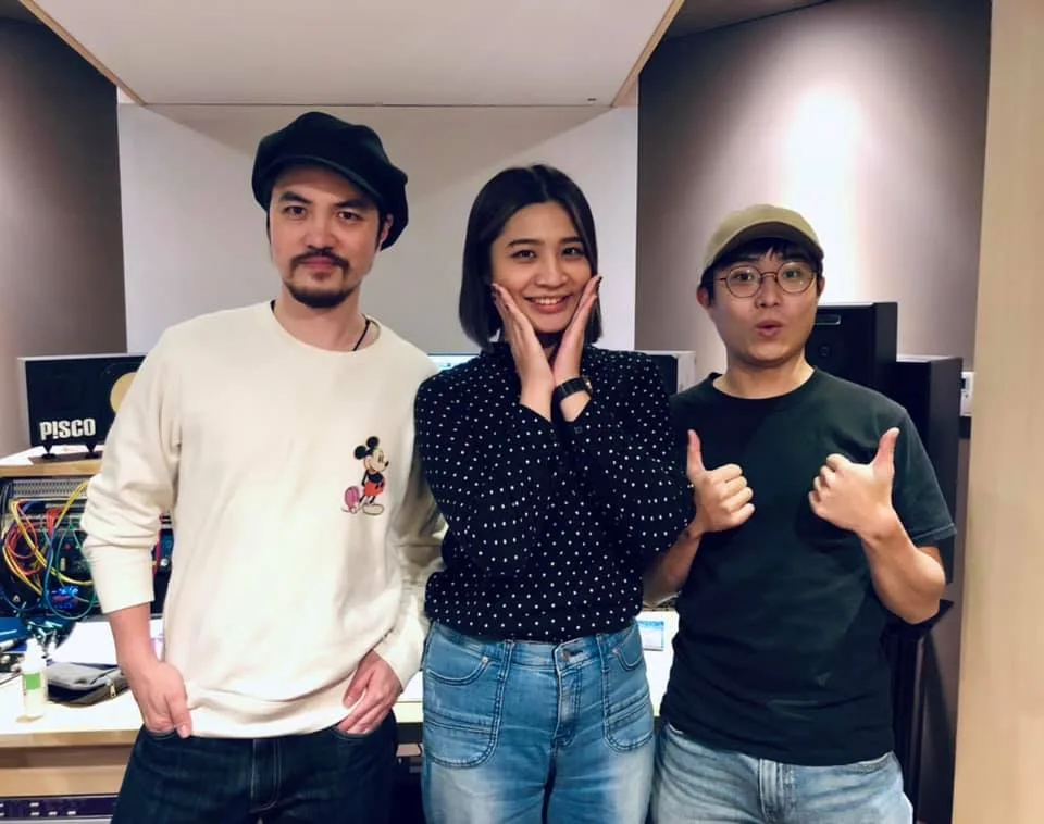 黃宇寒（中）與樂手老師們在錄音室趕製歌曲。翻攝黃宇寒臉書