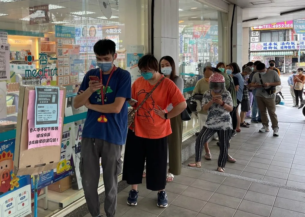 三大連鎖藥局開賣唾液試劑,首日出現排隊潮。圖/宋佩遙攝。
