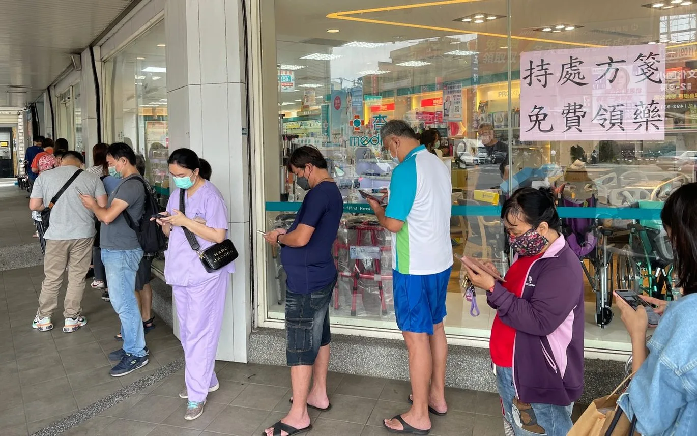 三大連鎖藥局開賣唾液試劑,首日出現排隊潮。圖/宋佩遙攝。