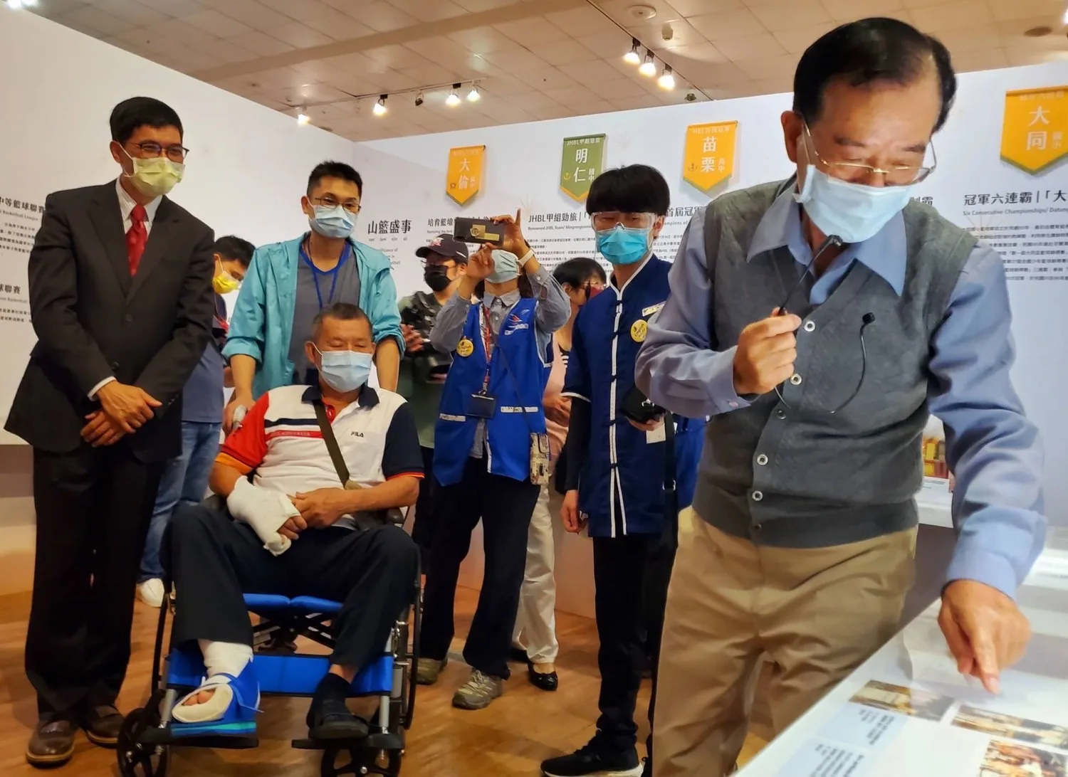 陳雲錦老師（右）回顧當時的訓練故事，李建瑞教練（中，坐著），何金樑主任（左）。客發中心提供