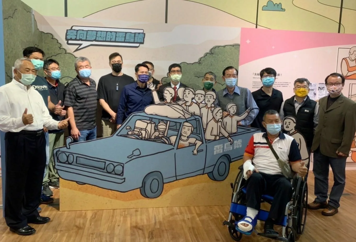 冠軍教練群與球員們在雷鳥號合影留念。客發中心提供