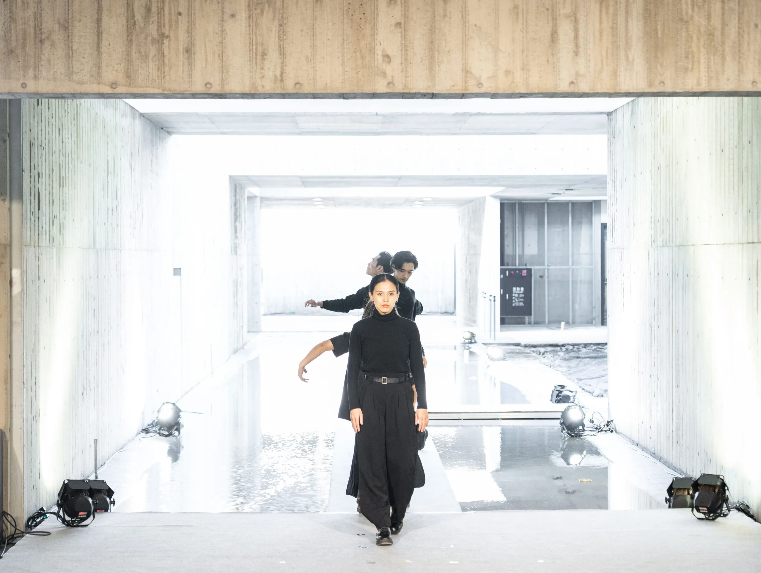 新竹市府在「永恆之丘」邀請藝術家姚仲涵展演《光噪44－此曾在》，小事製作舞團現代舞開場表演。圖/新竹市府提供