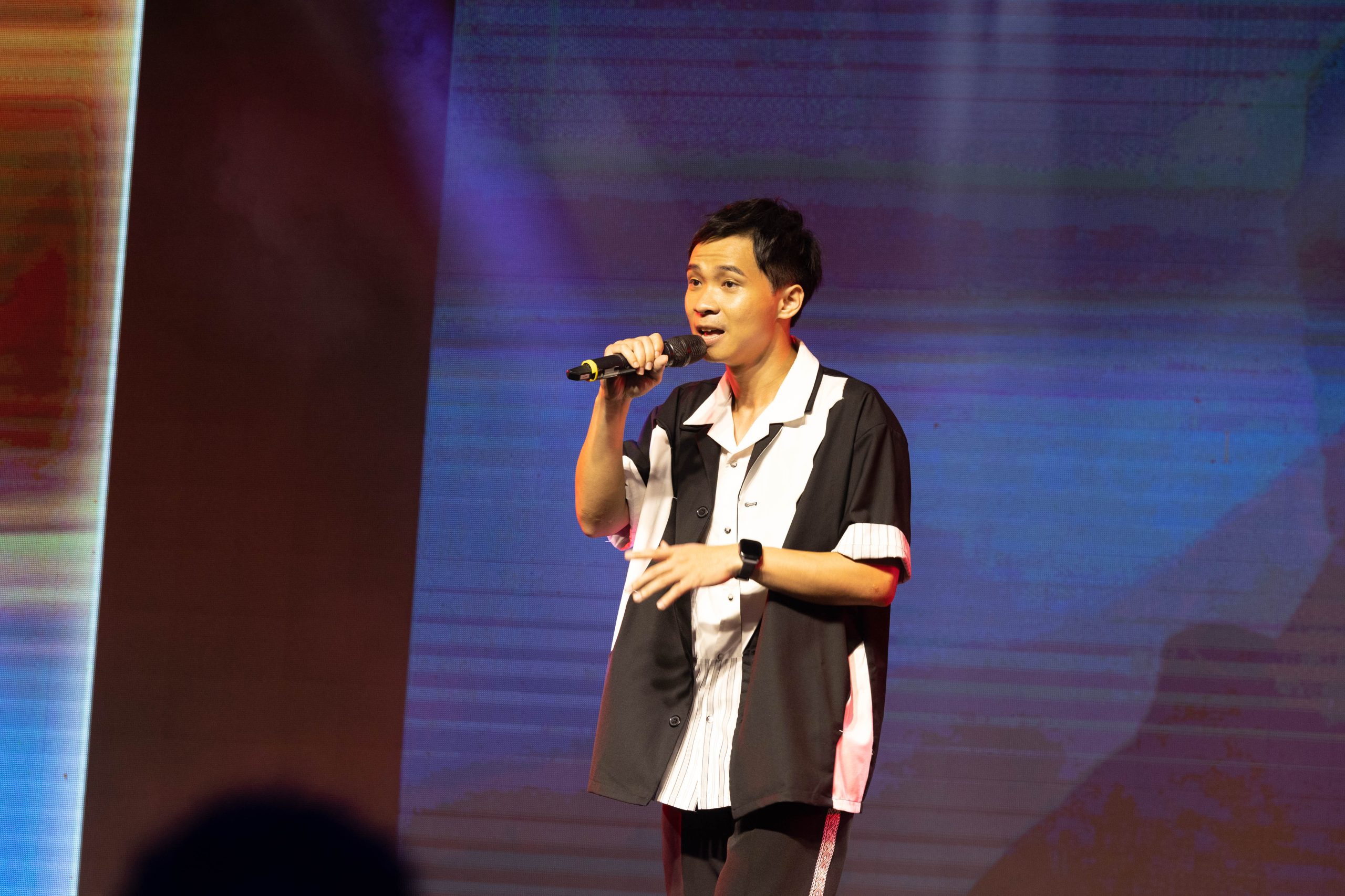 龔德在現場演唱。宋珮遙攝