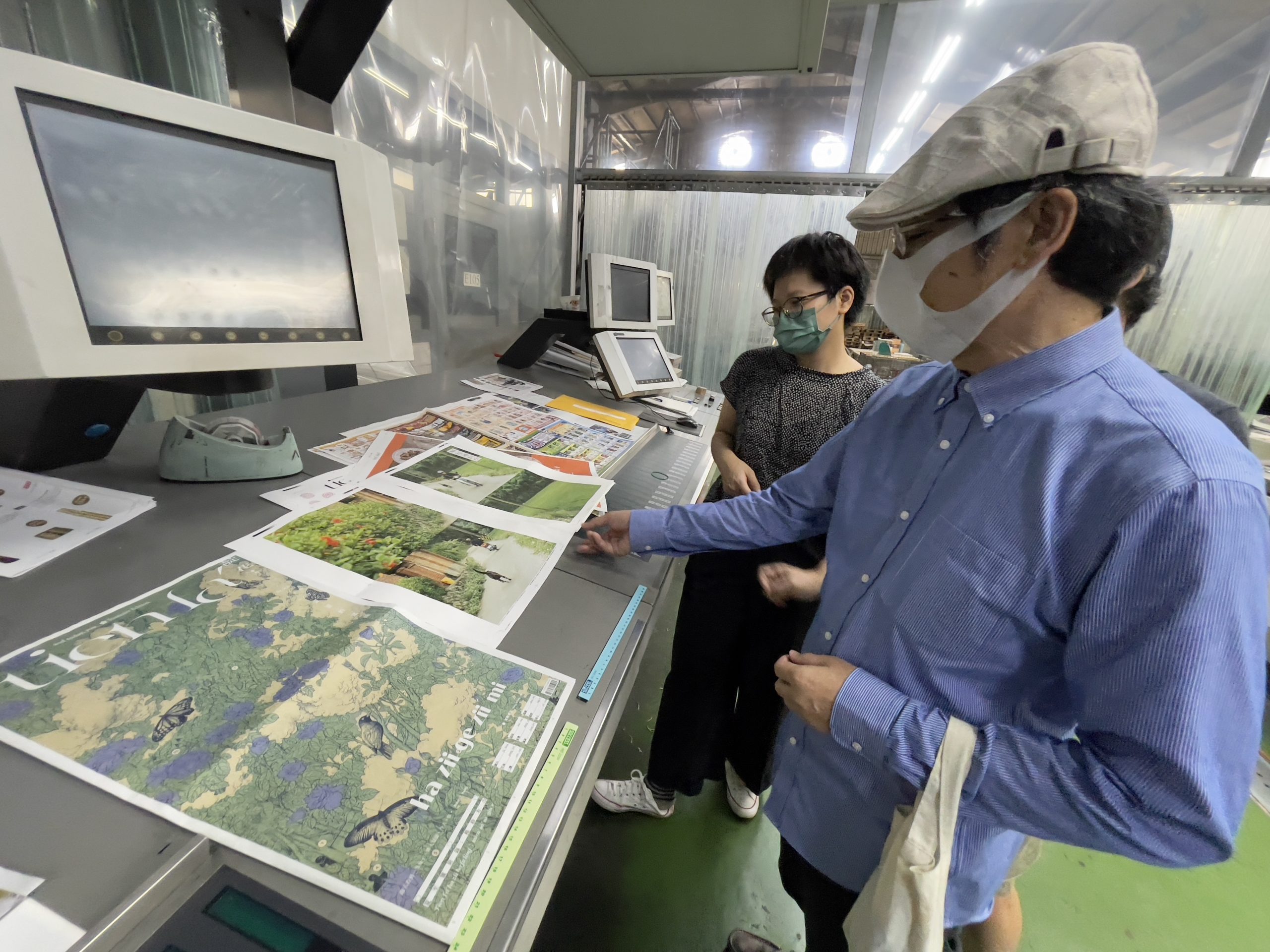 客家公共傳播基金會董事長陳邦畛到印刷廠監督《靛花》印製品質。莊勝鴻攝