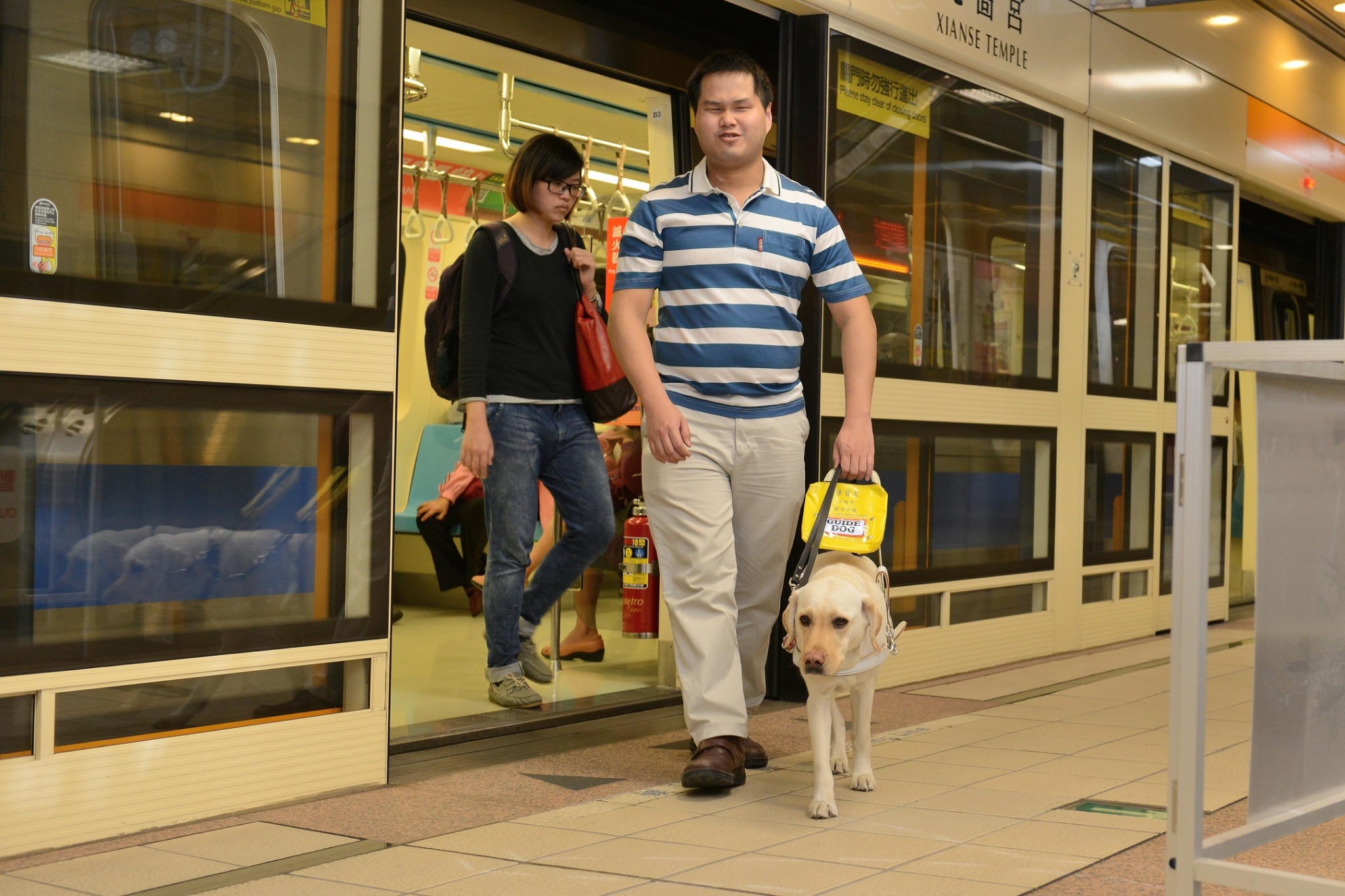 導盲犬可以帶給視障朋友大幅度的幫助。惠光導盲犬學校提供