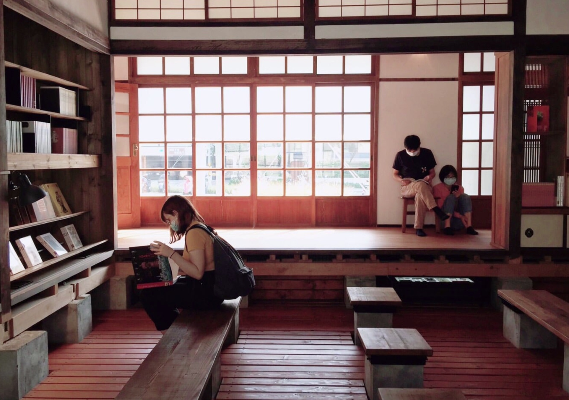 眷村主題館—敝墟書店有主題書展、泡書區、視聽室、選物推薦、藝術家創作展等數個藝文角落,以藝文書香結合場域,營造園區知性氛圍。翻攝水交社文化園區官網