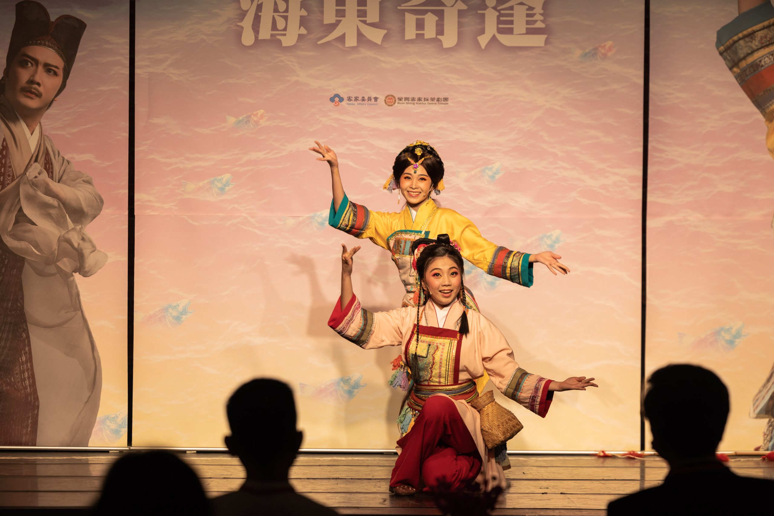 《海東奇逢》以傳統戲曲為基底,加入了現代科技及機械設施搭配演員表演,絕對精采。蘇佑昇攝