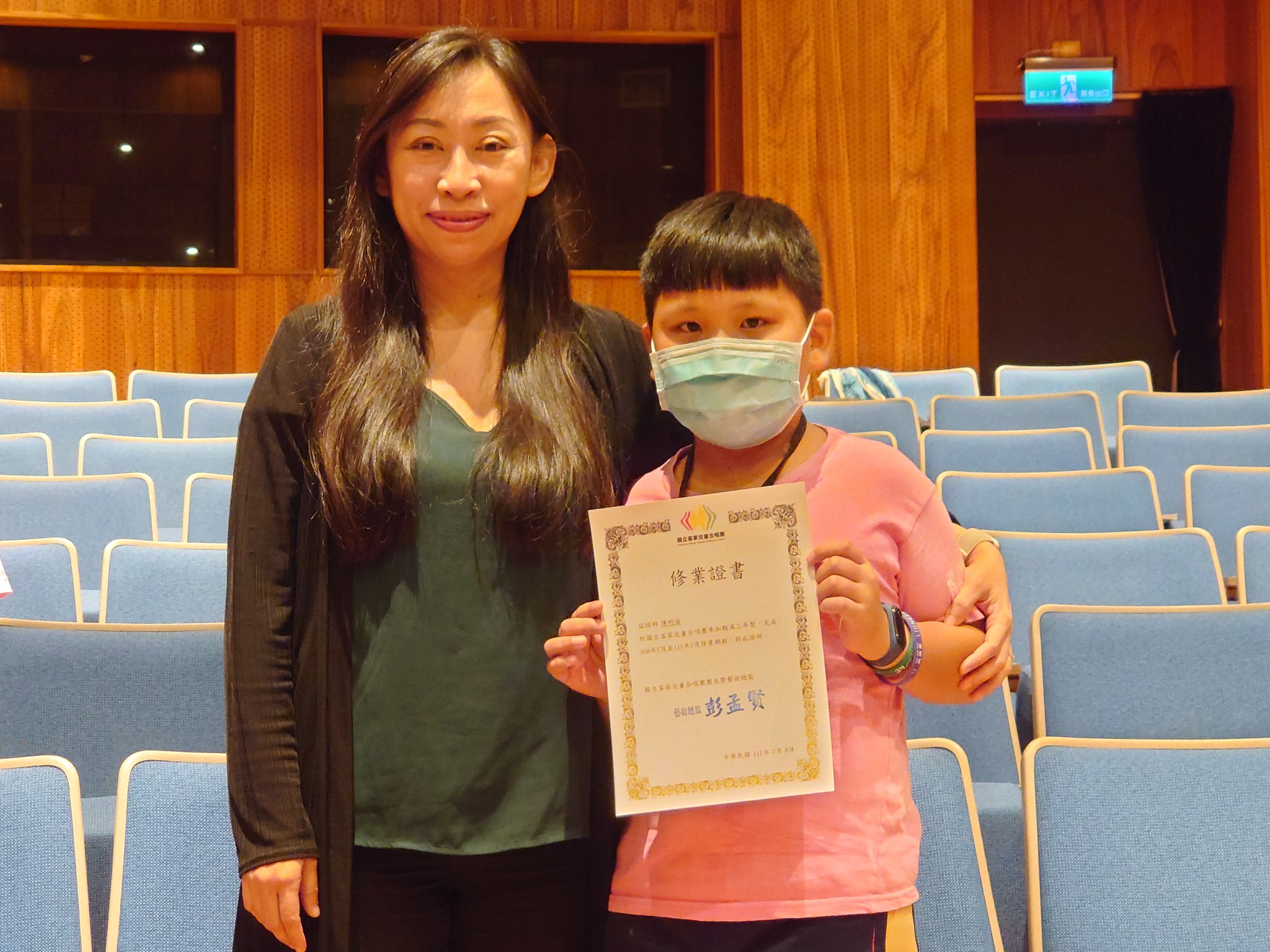 國立客家兒童合唱團今天三歲生日,同時舉行「團員修業期滿授證儀式」,團長彭孟賢頒發證書給團員。圖取自國客兒粉絲團