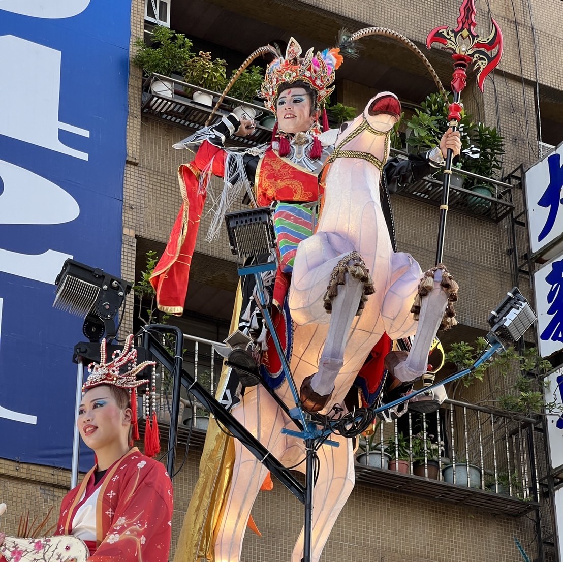 藝閣車踩街。劉肇凱攝