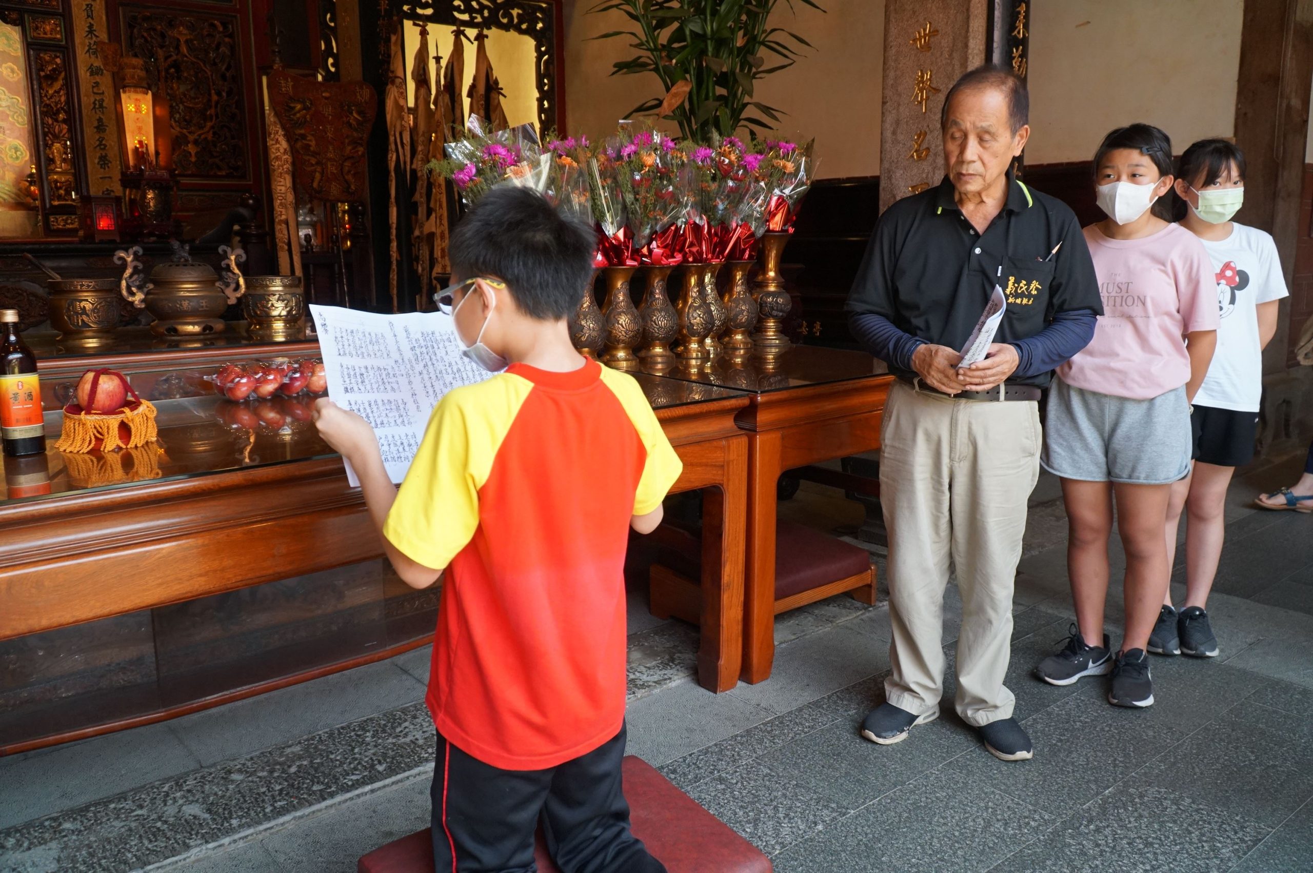 義民廟首度遴選輪值祭典區內的學生擔任祝禱生，祭典前夕在廟內實地彩排。新竹縣政府提供
