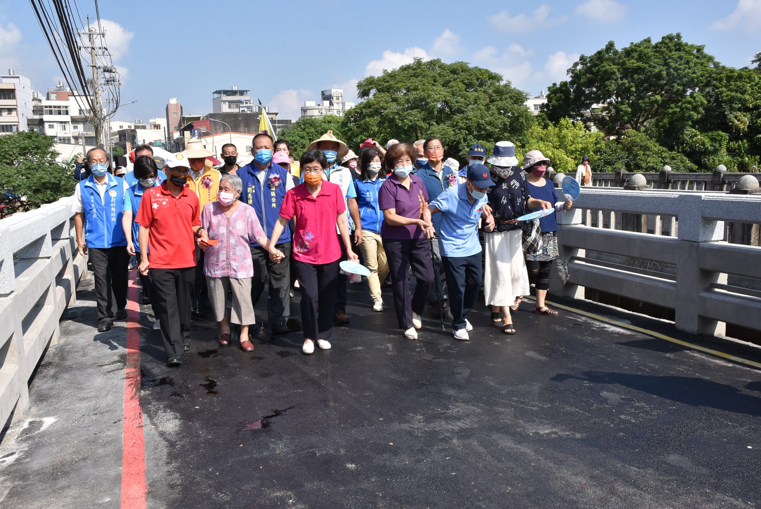 東安古橋護欄修復工程完工，邀請百歲公、百歲婆出席，並恢復通車。新竹縣政府提供