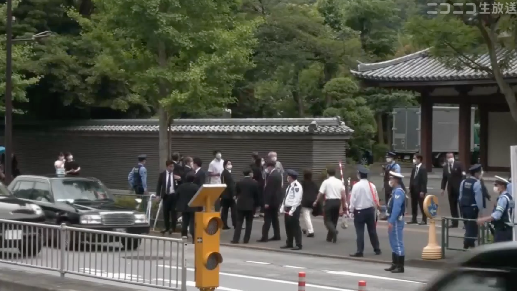 安倍晉三喪禮於下午舉行,許多民眾一早就前往致意。翻攝nicovideo