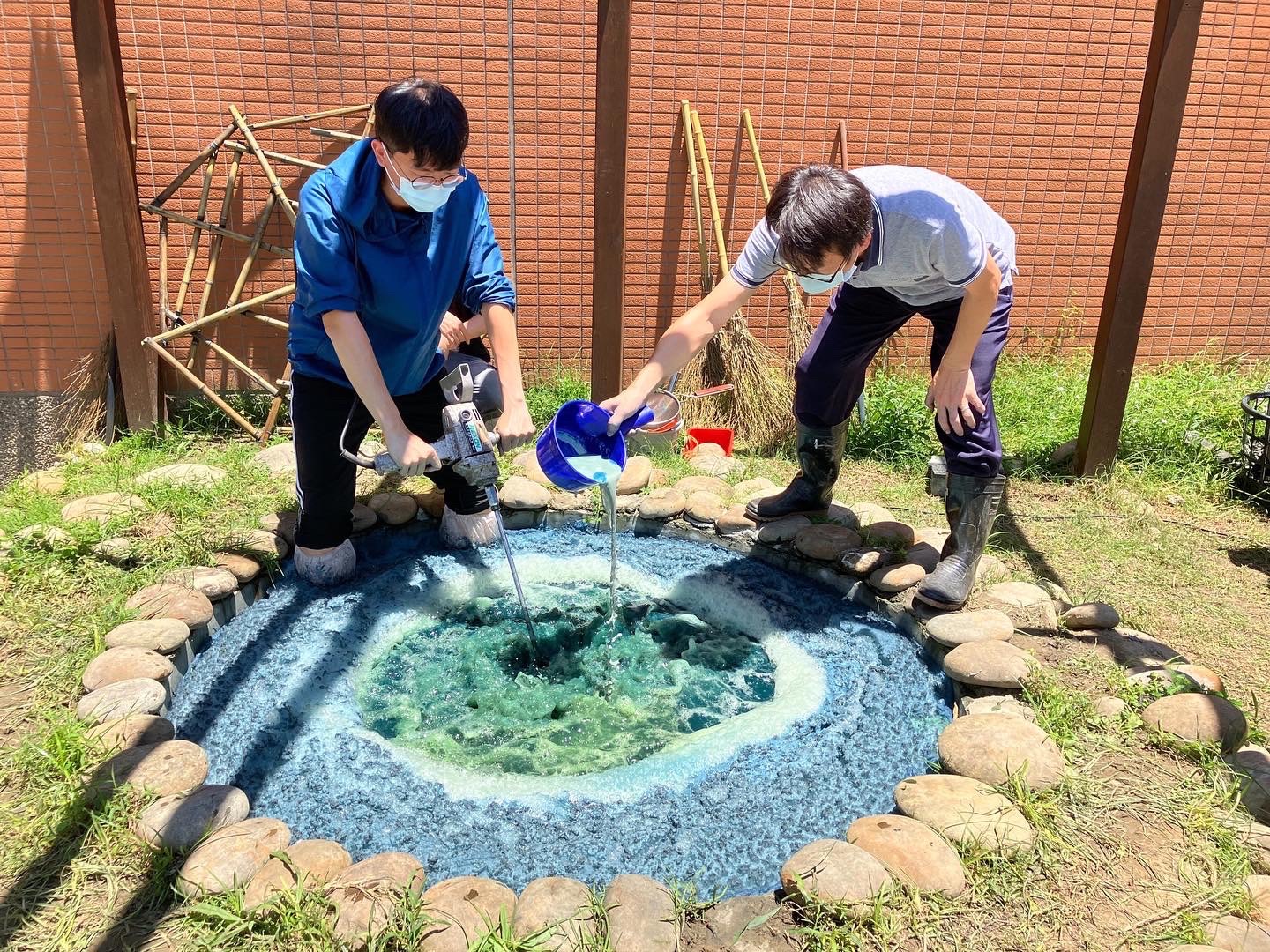 運用菁礐池仿古法打藍與製靛。新北市客家局
