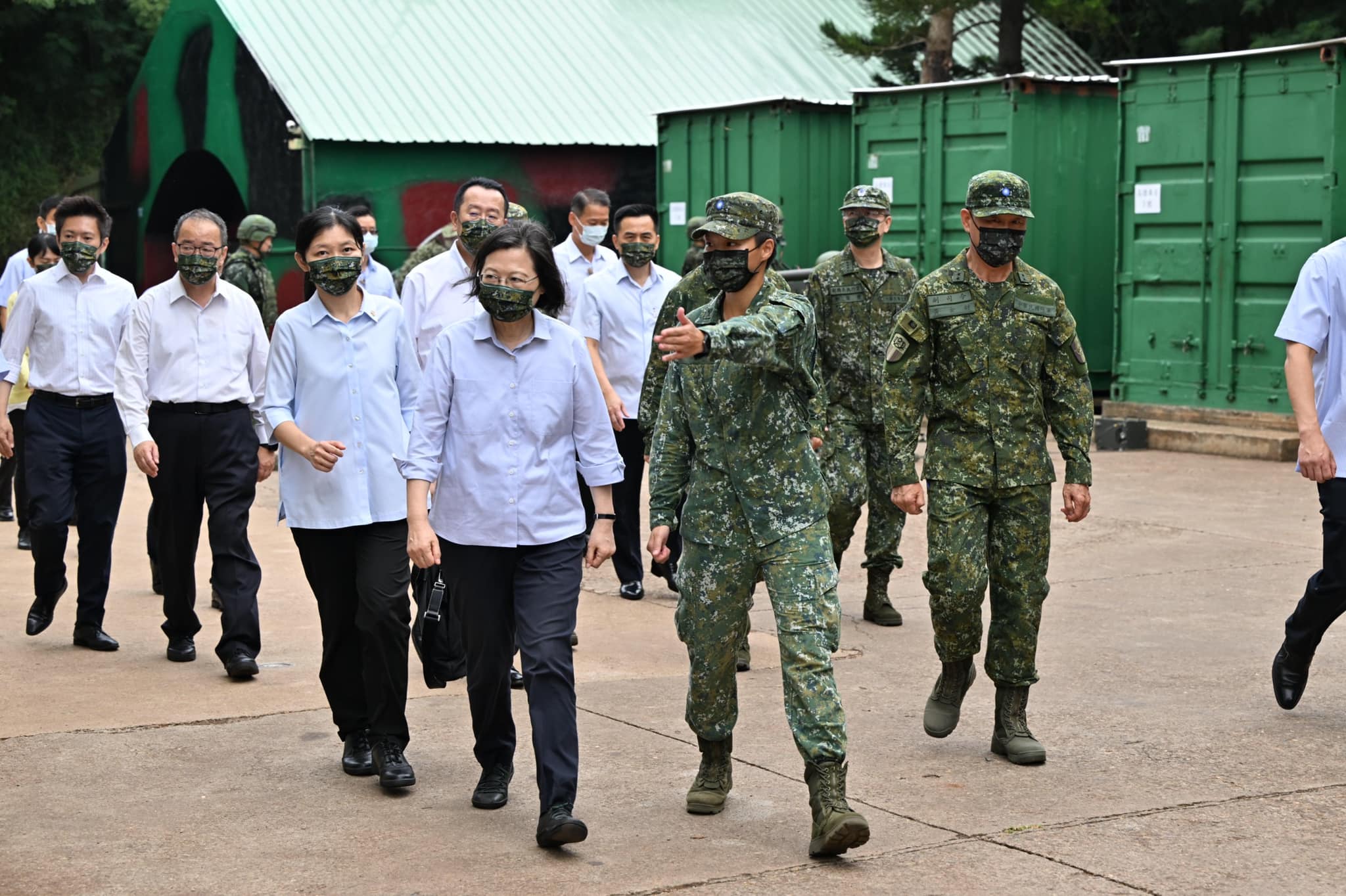 對中國近期以無人機挑釁,總統蔡英文昨到澎湖巡視國軍,下令反制。圖取自蔡英文臉書