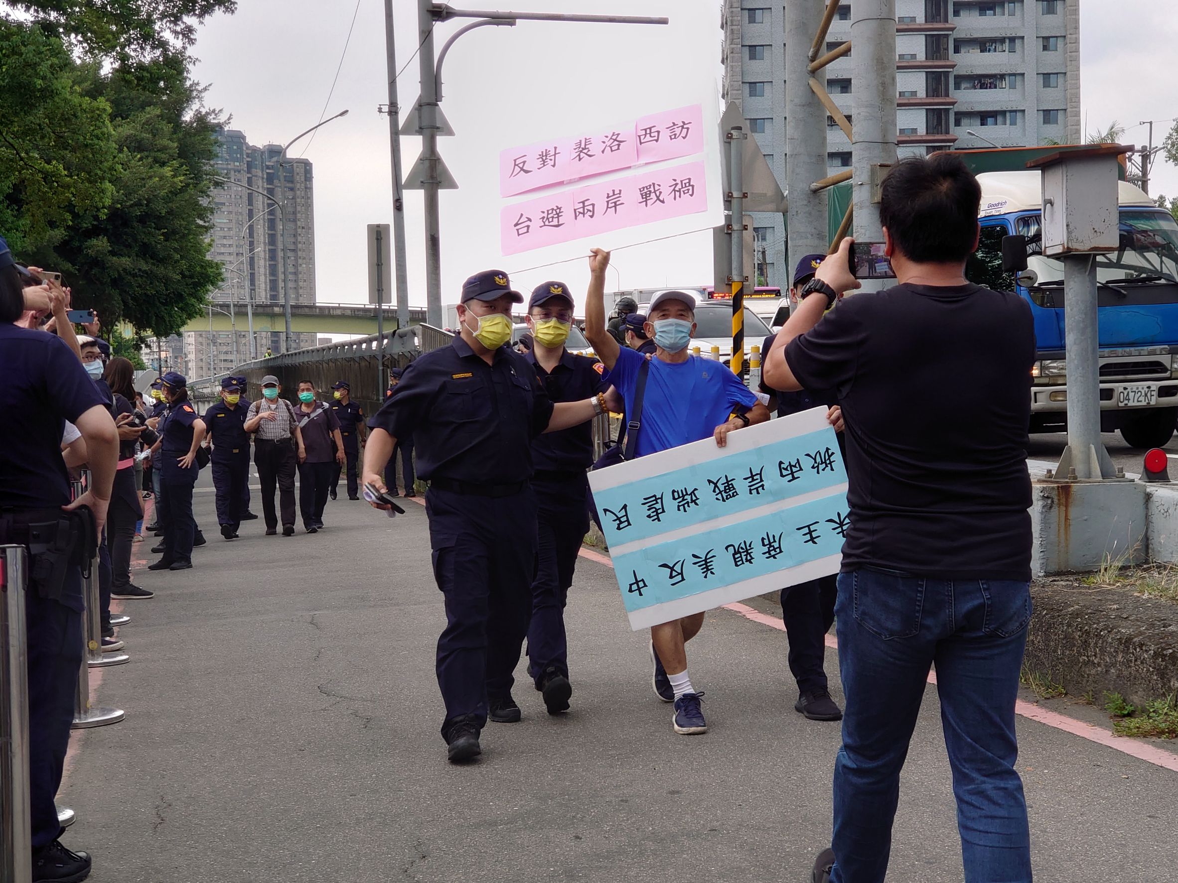零星民眾到場抗議。宋佩遙攝