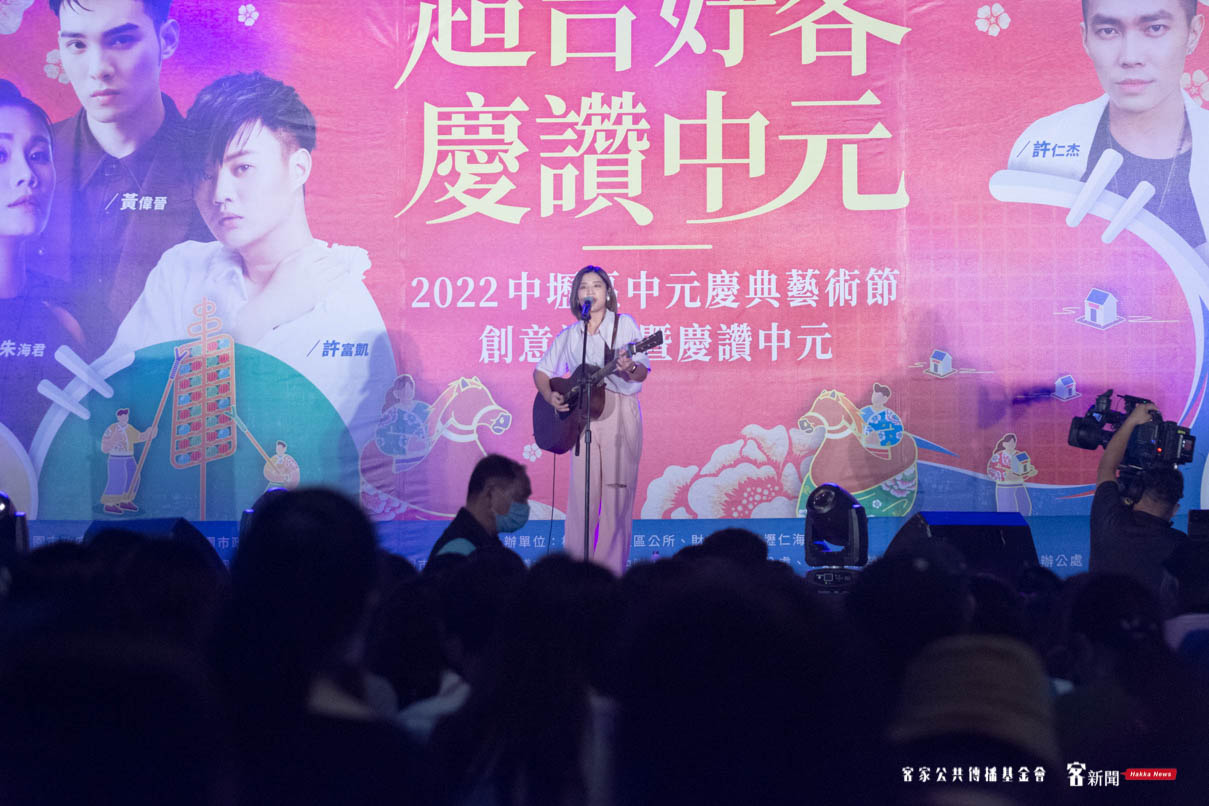 中壢「中元慶讚之夜」音樂會,黃宇寒自彈自唱演唱《天光》。洪俊傑攝