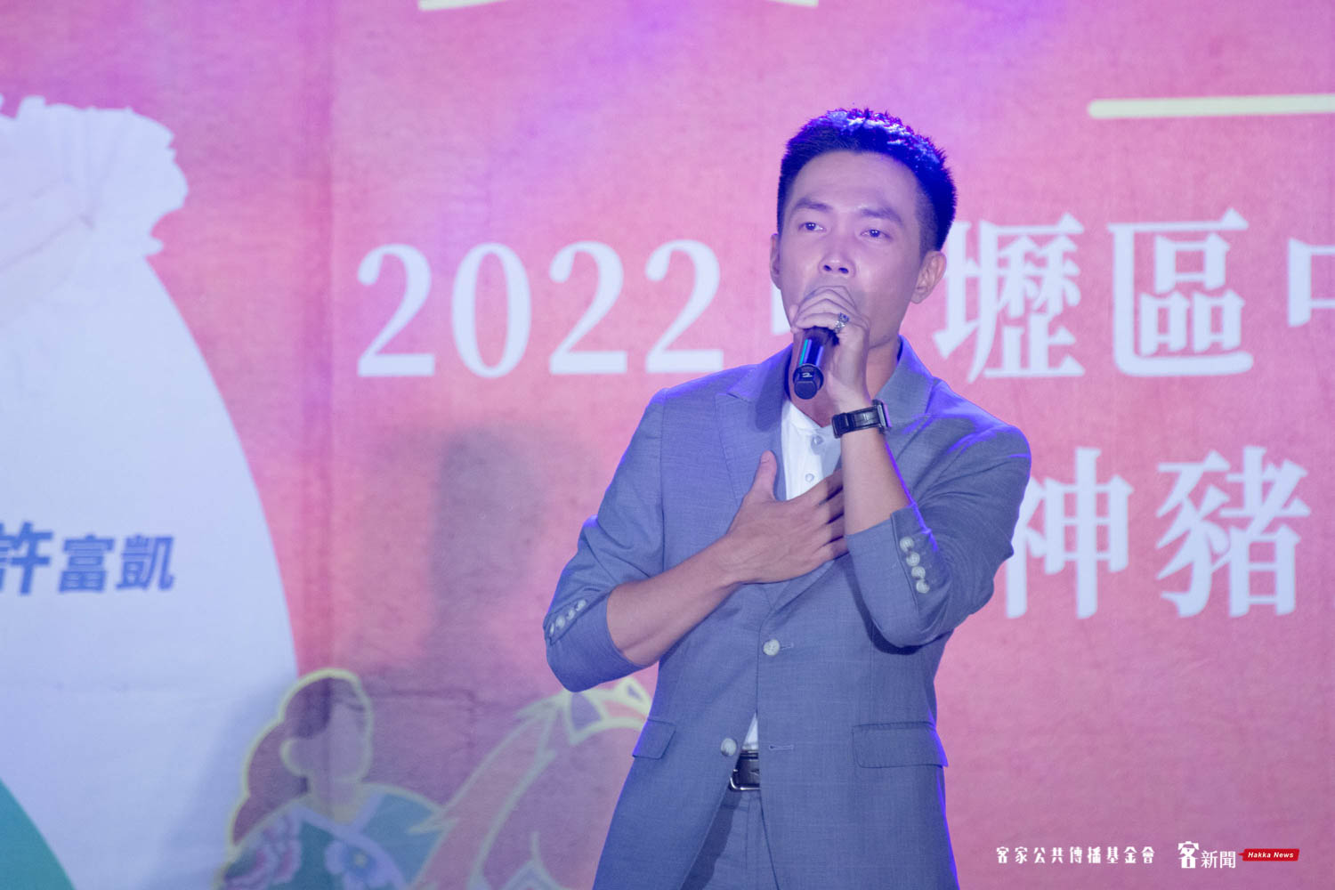 中壢「慶讚之夜」音樂會,許仁杰演唱《花樹下的約定》。洪俊傑攝