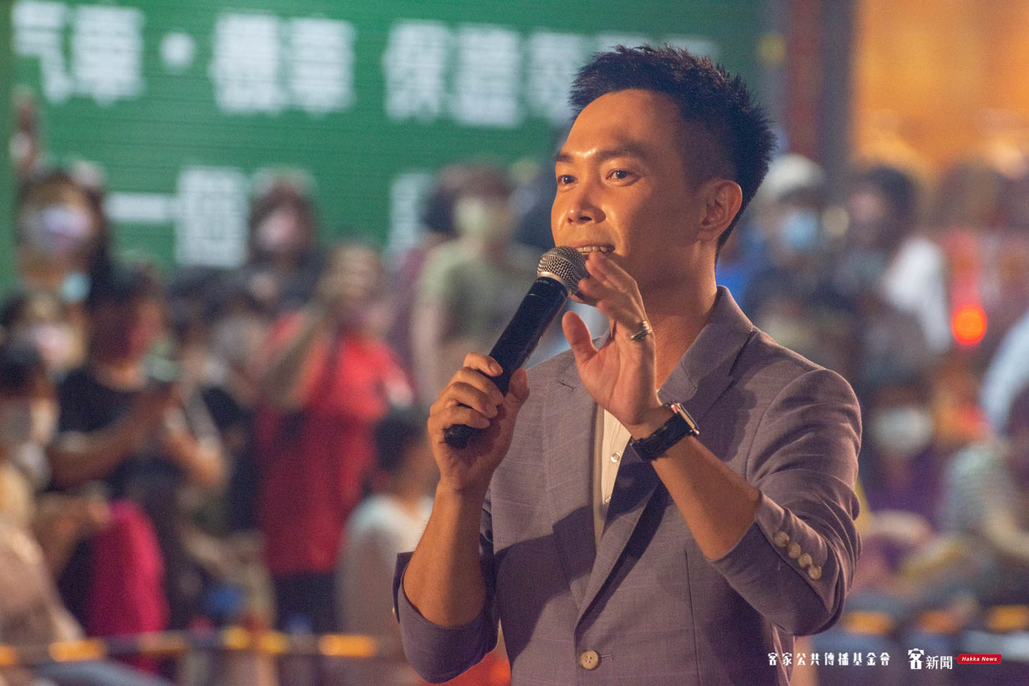中壢「慶讚之夜」音樂會,許仁杰演唱《告白氣球》。洪俊傑攝