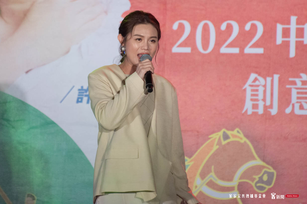 中壢「中元慶讚之夜」音樂會,朱海君演唱客語歌曲《一朵花》。洪俊傑攝