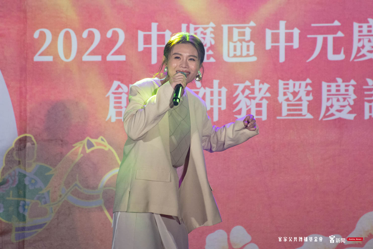 中壢「中元慶讚之夜」音樂會,朱海君演唱鳳飛飛經典歌曲,並用俏皮的舞步跟著音樂跳舞,彷彿重現鳳飛飛表演模樣。洪俊傑攝