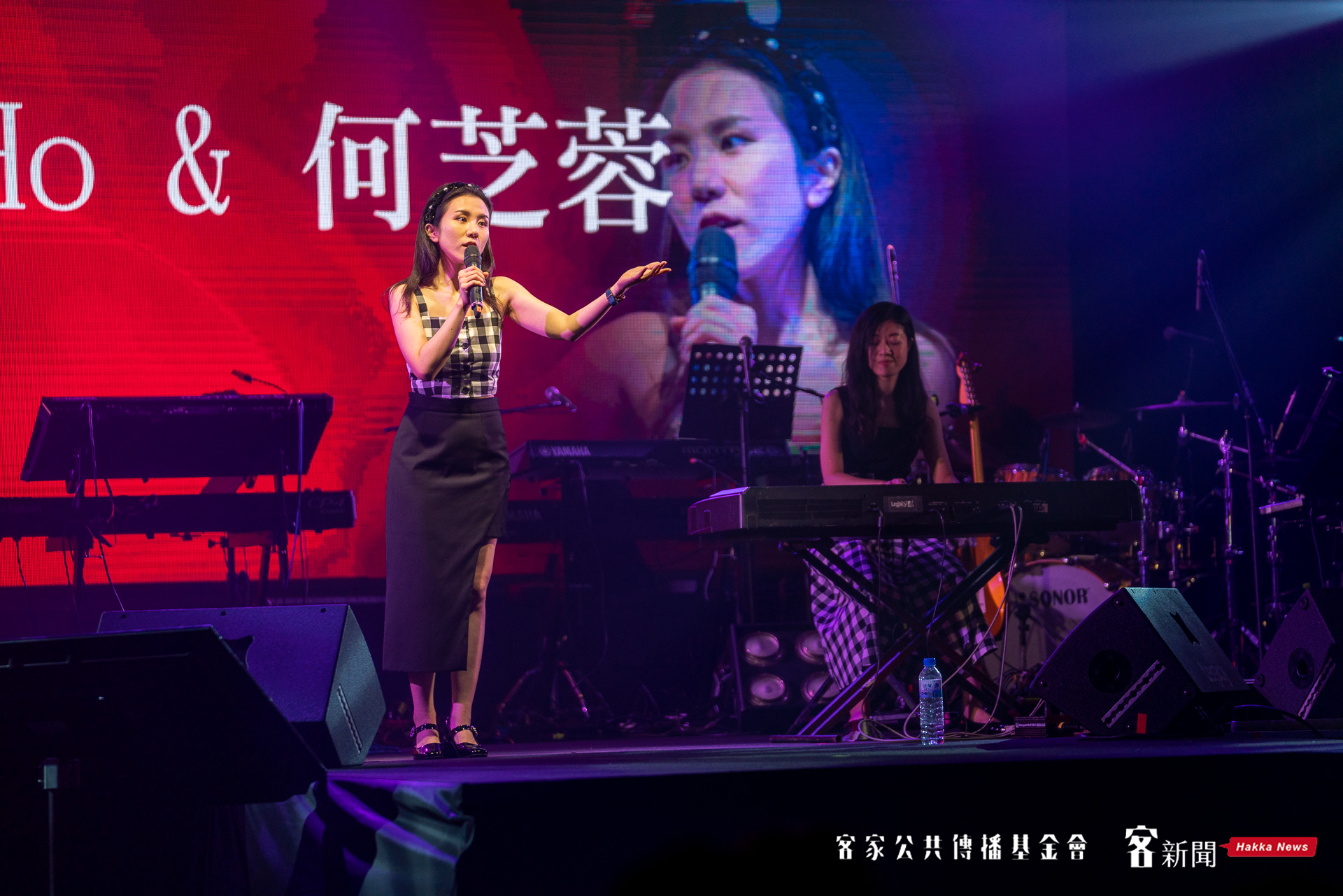 何芸娜(左)與何芝蓉(右後)姊妹拿下創作組第二名佳績。范修語攝