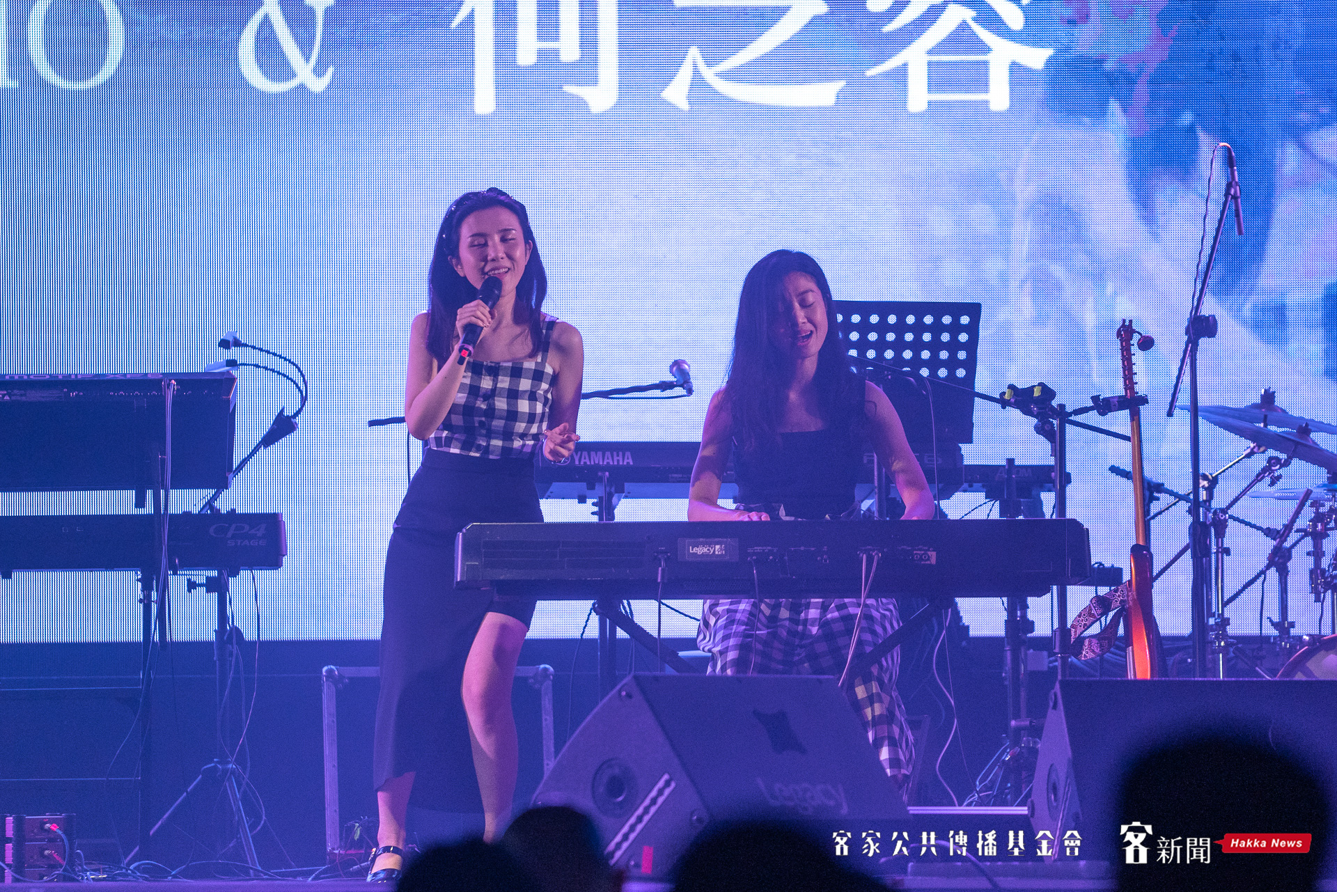 何芸娜、何芝蓉姊妹搭檔默契十足,衣服搭配也格外有巧思。范修語攝