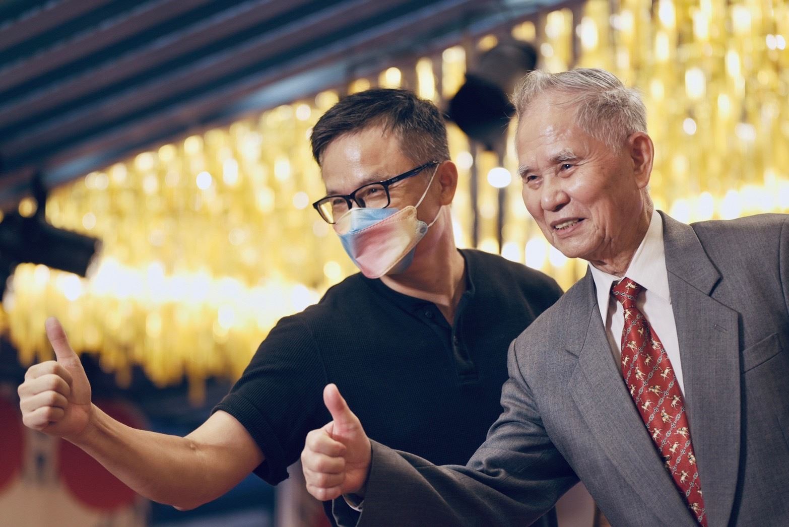 阿公在專家指導下帥氣十足。新竹縣政府提供