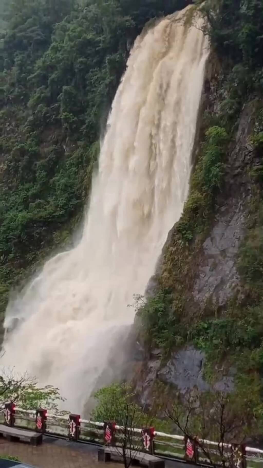 颱風梅花逐漸接近台灣,因外圍環流影響,新北市烏來區11日降下龐大雨勢,造成瀑布夾帶大量泥水傾洩而下。(里長簡凱傑提供)中央社