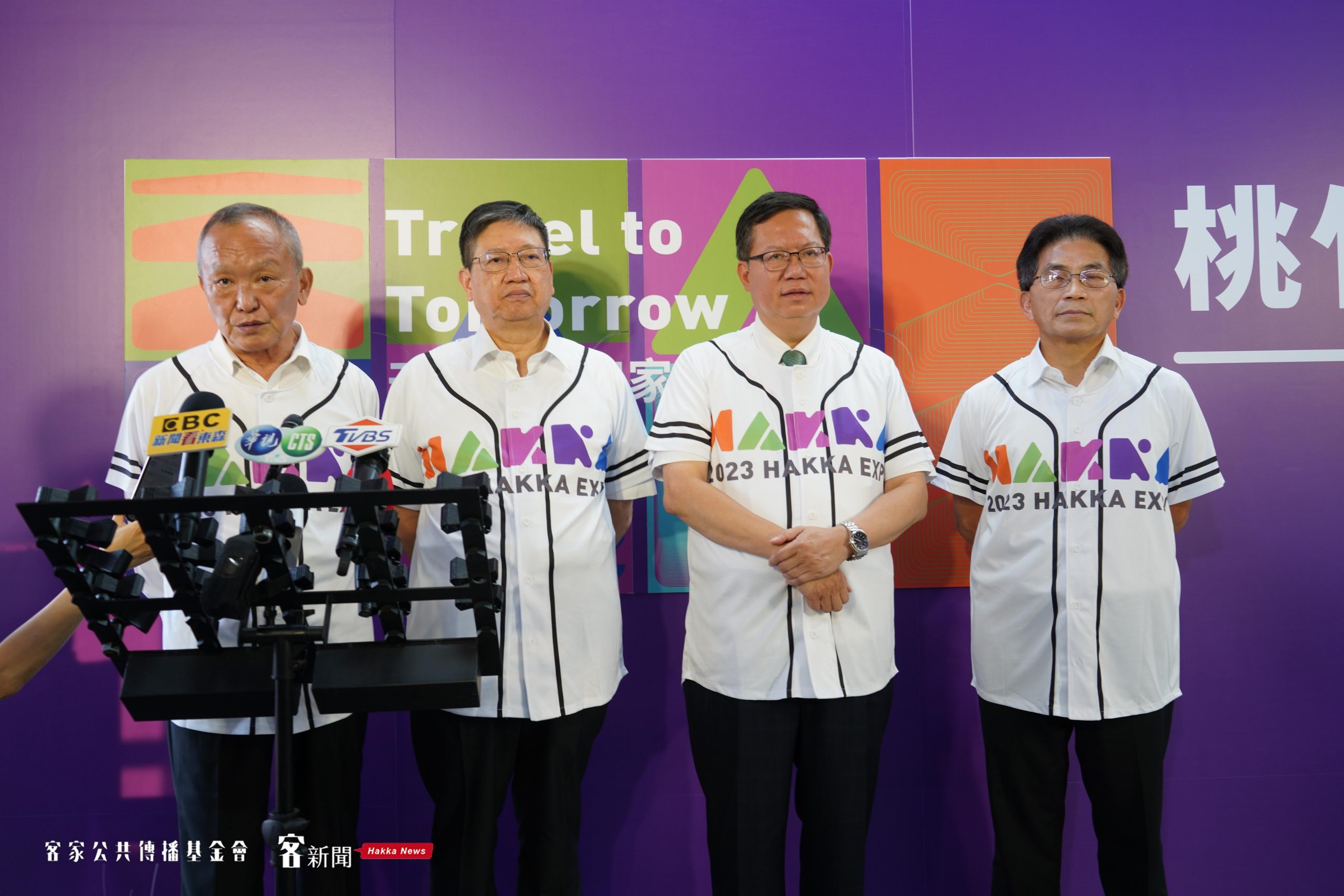 桃園市長鄭文燦(左2)邀請新竹縣長楊文科(左2)、新竹市代理市長陳章賢(右1)與苗栗縣長徐耀昌(左1)加入世客博策展行列,贈送世客博紀念球衣。宋佩遙攝